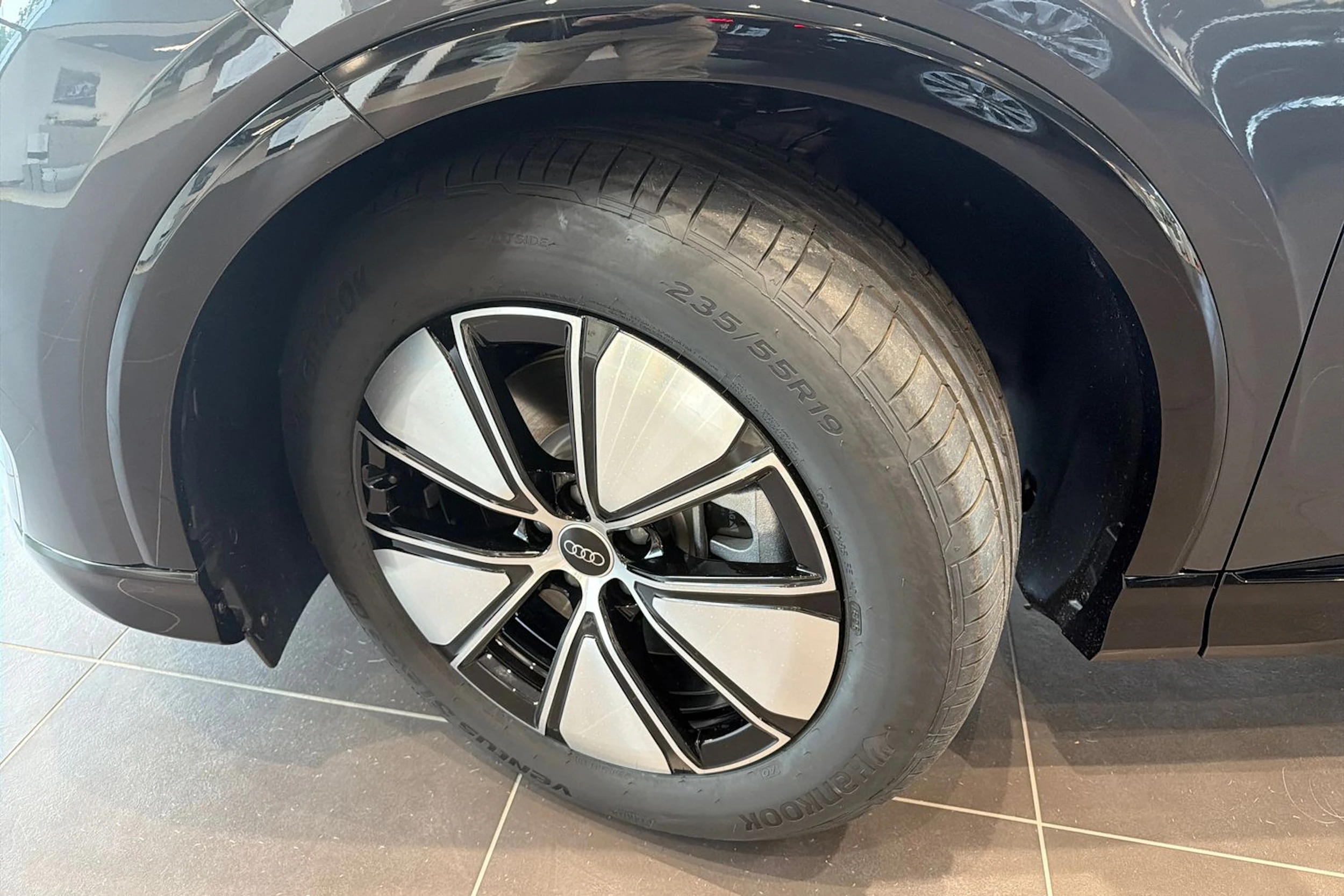 harmaa Audi Q4 e-tron 2026 kuva 10.
