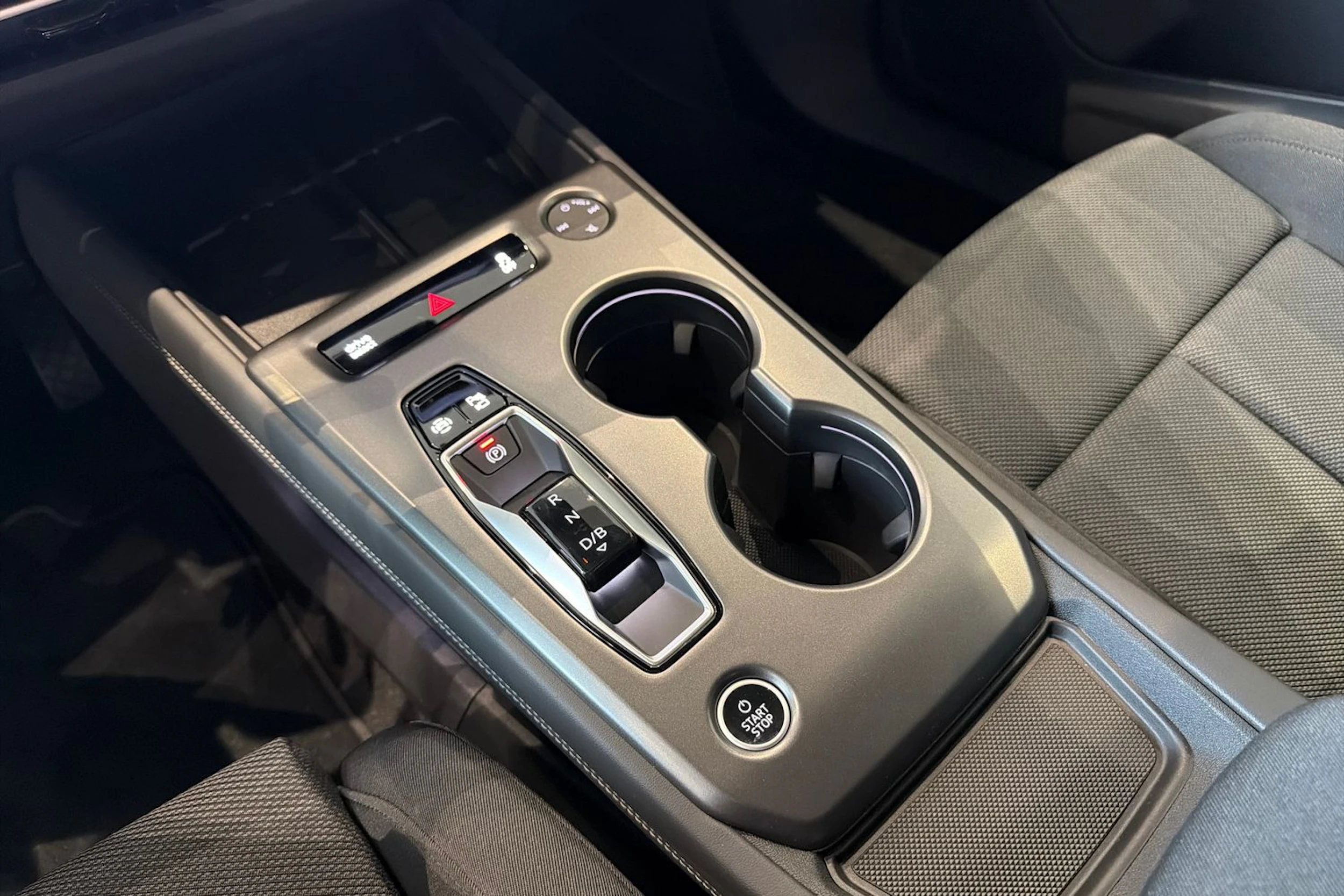 harmaa Audi Q4 e-tron 2026 kuva 24.