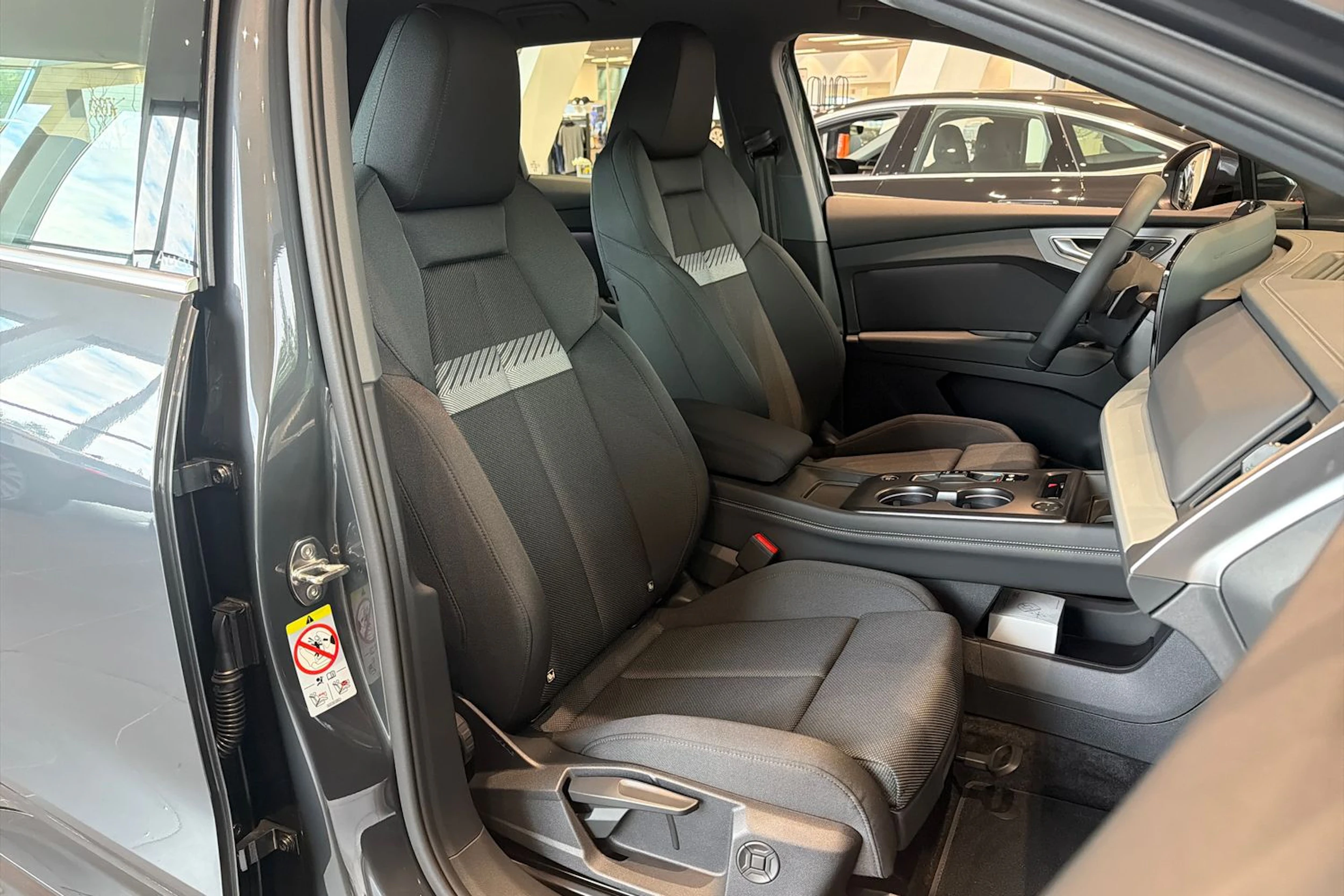 harmaa Audi Q4 e-tron 2026 kuva 30.