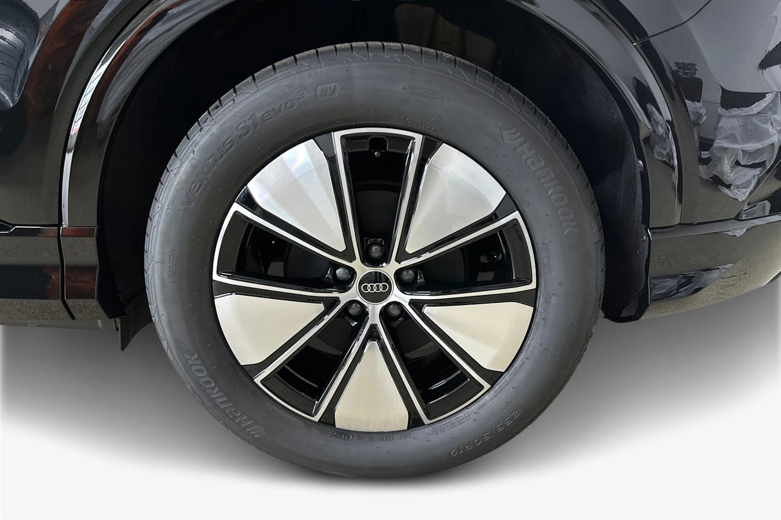 musta Audi Q4 e-tron 2026 kuva 9.
