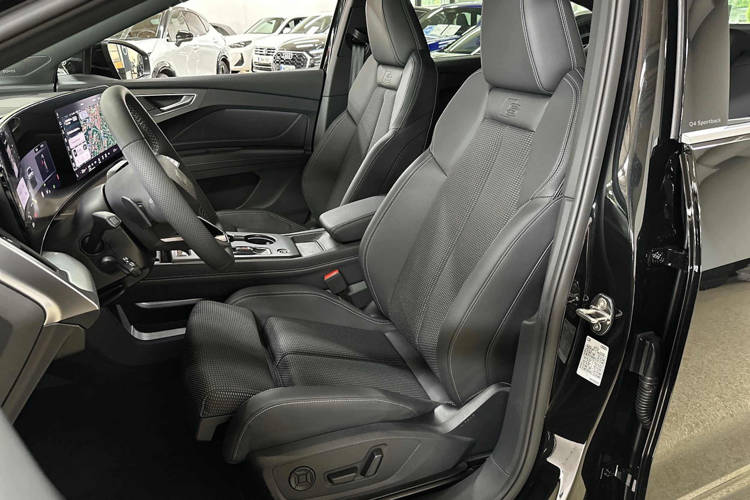 musta Audi Q4 e-tron 2026 kuva 12.