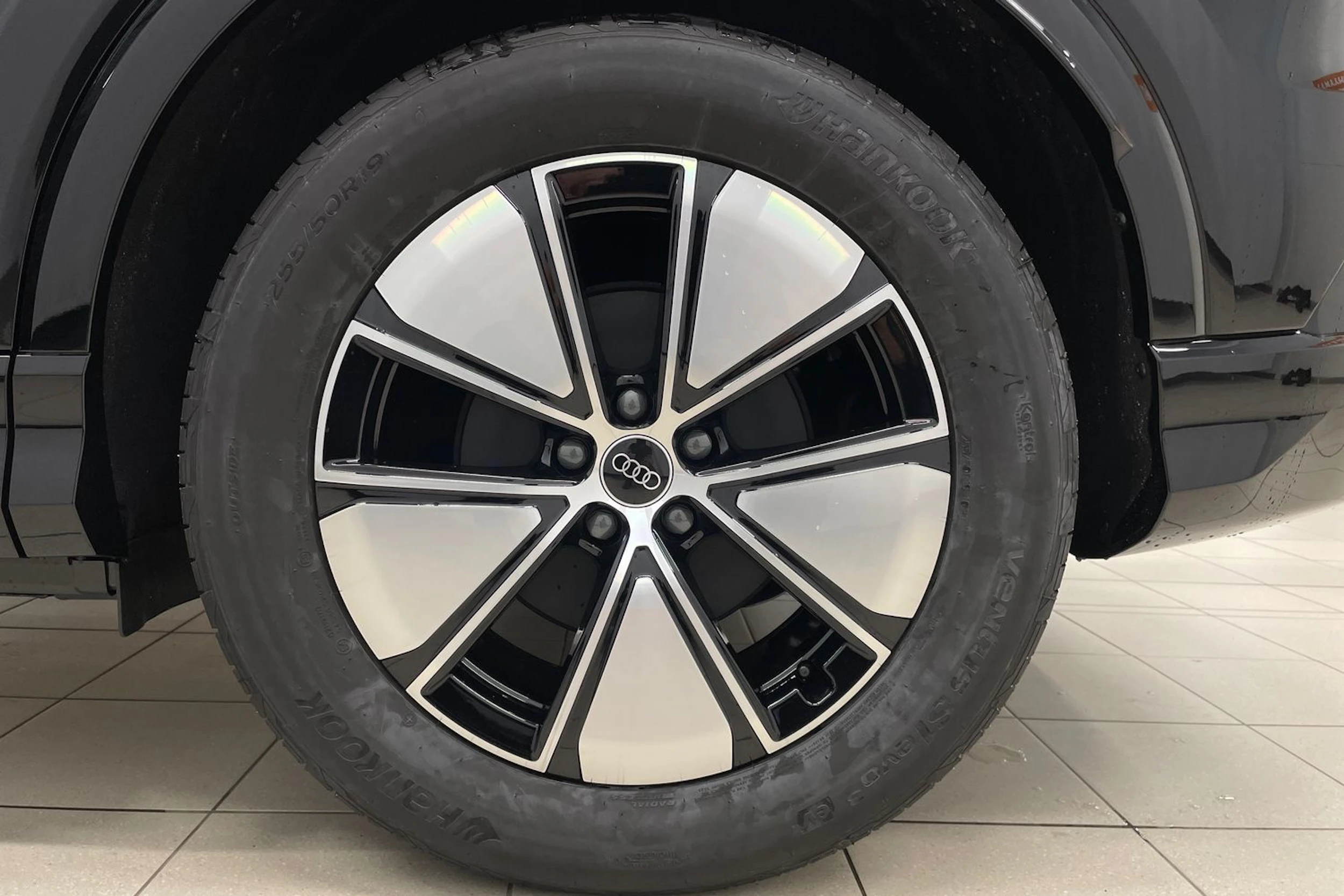 met. musta Audi Q4 e-tron 2026 kuva 10.