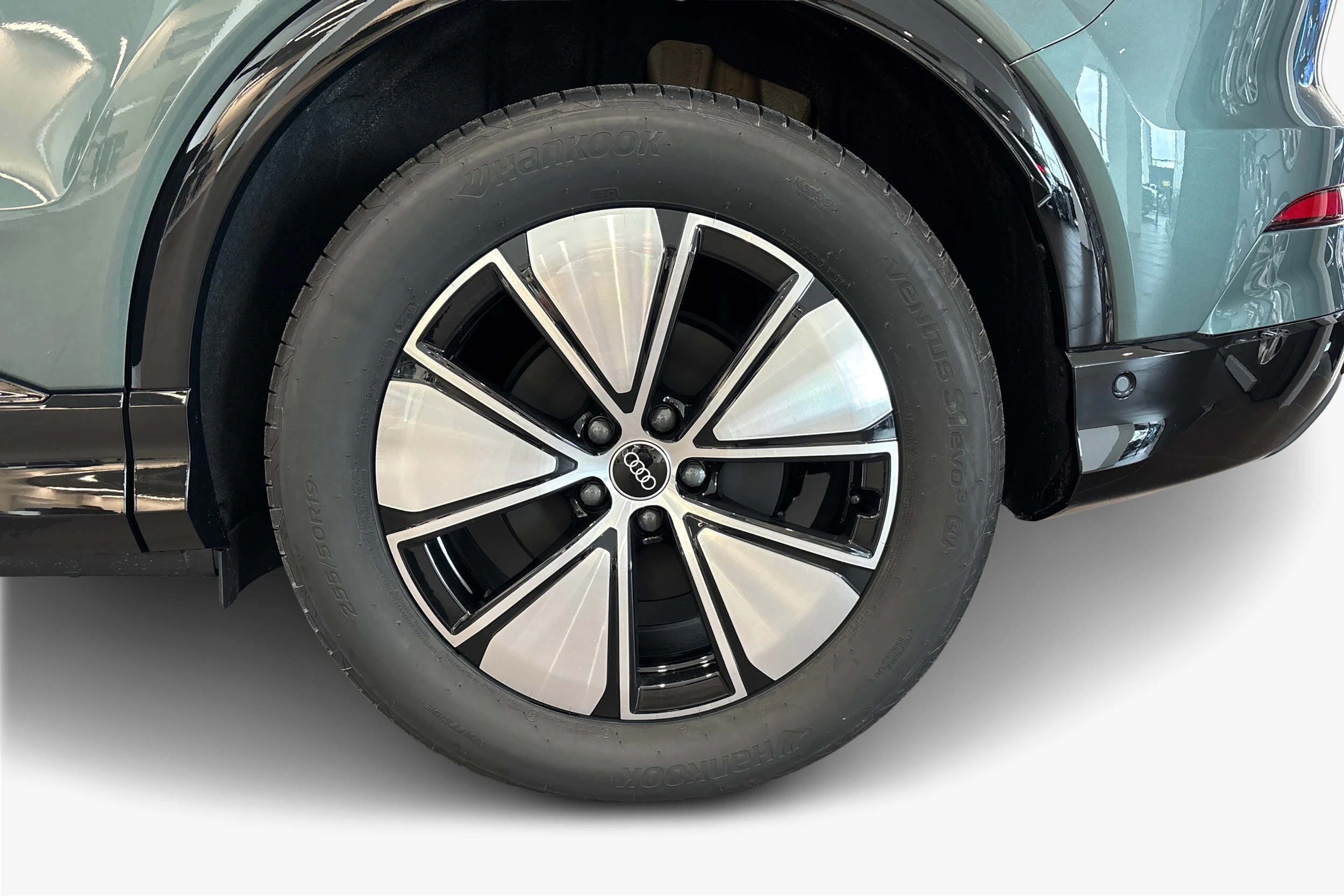 vihreä Audi Q4 e-tron 2026 kuva 9.