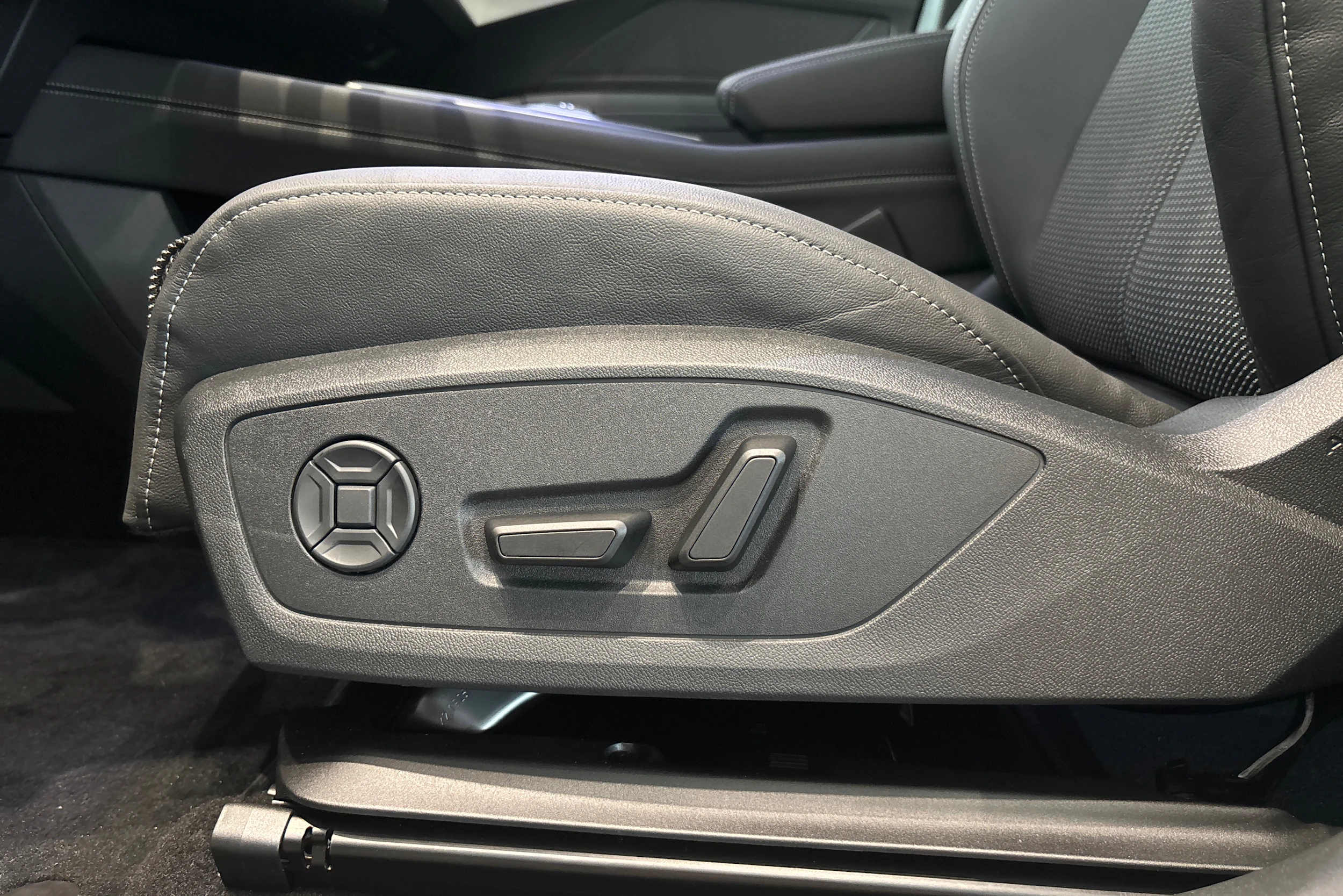 vihreä Audi Q4 e-tron 2026 kuva 11.