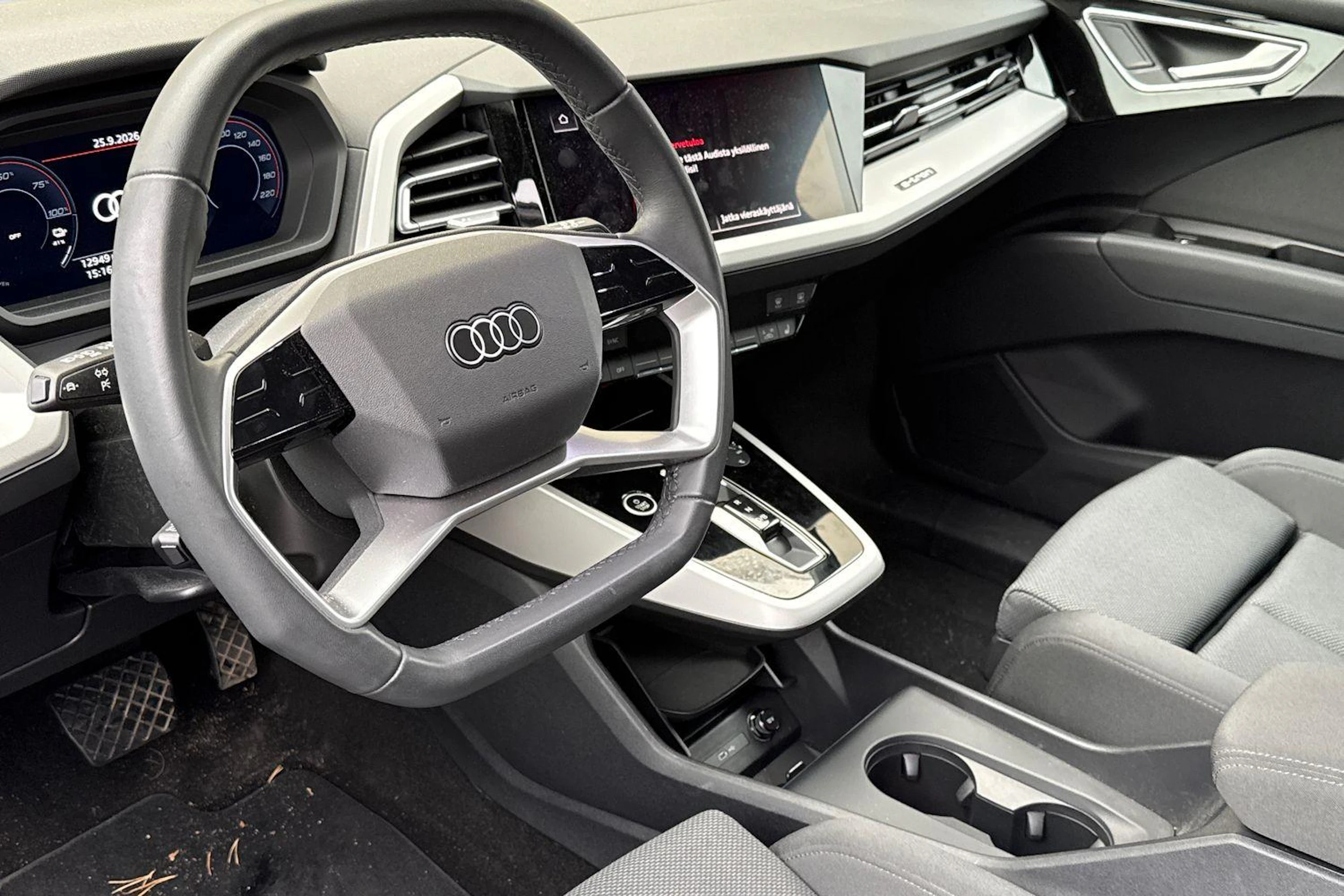 harmaa Audi Q4 e-tron 2026 kuva 3.