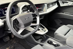harmaa Audi Q4 e-tron 2026 kuva 3.