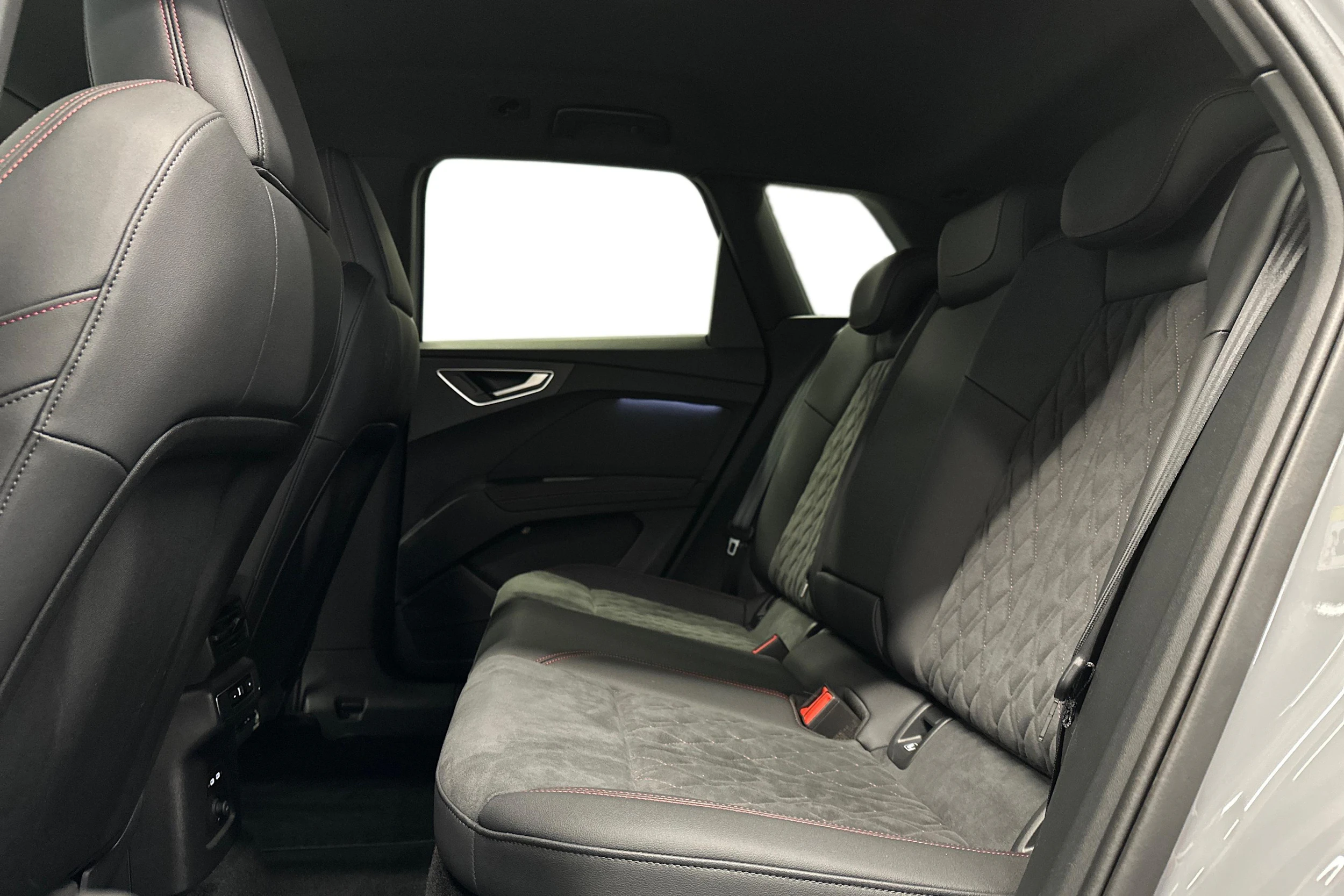 harmaa Audi Q4 e-tron 2026 kuva 8.