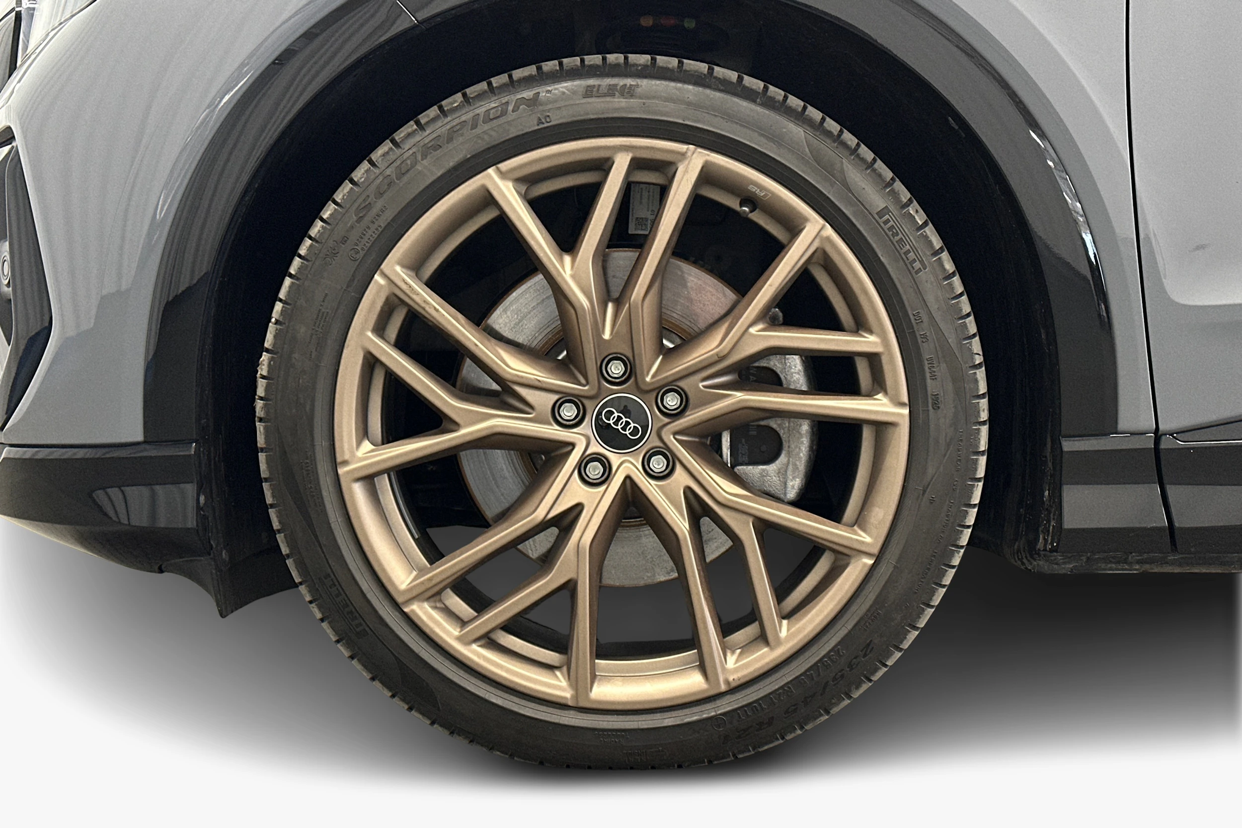 harmaa Audi Q4 e-tron 2026 kuva 9.