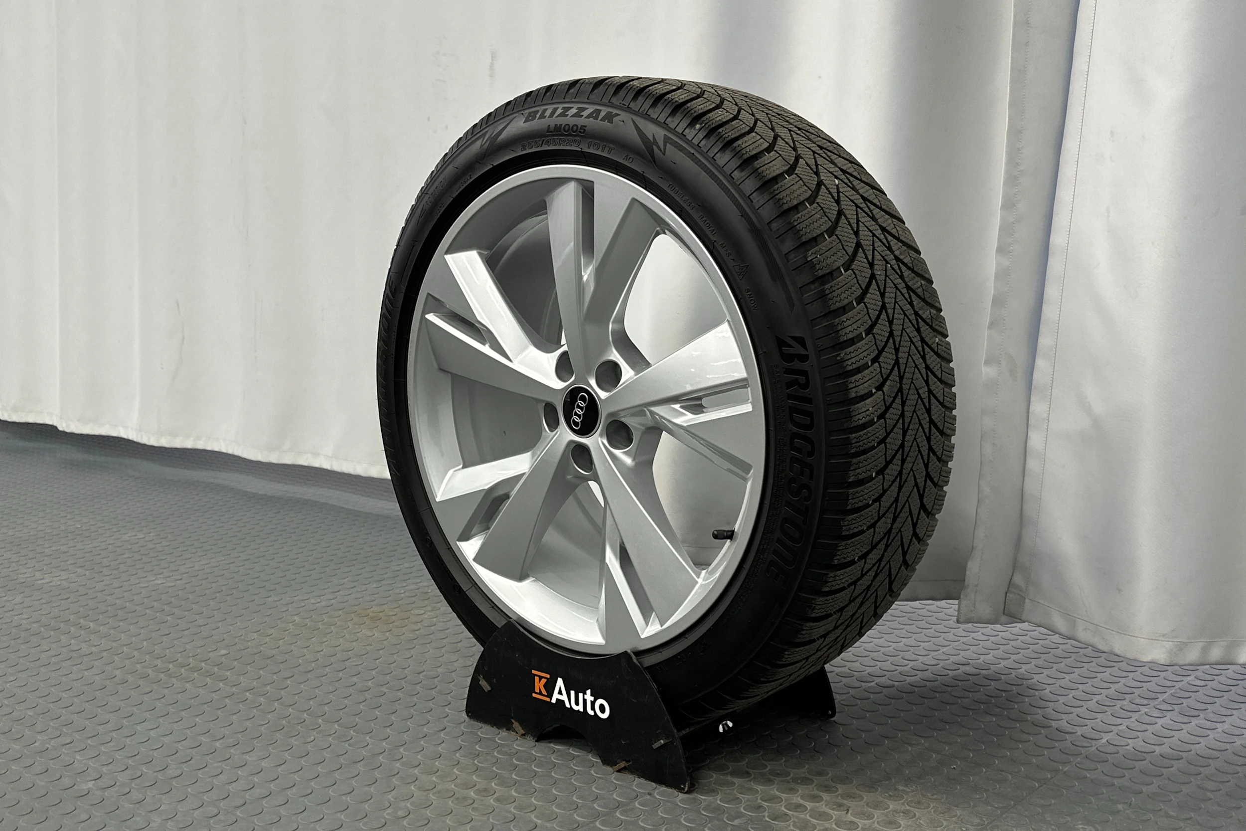 harmaa Audi Q4 e-tron 2026 kuva 10.