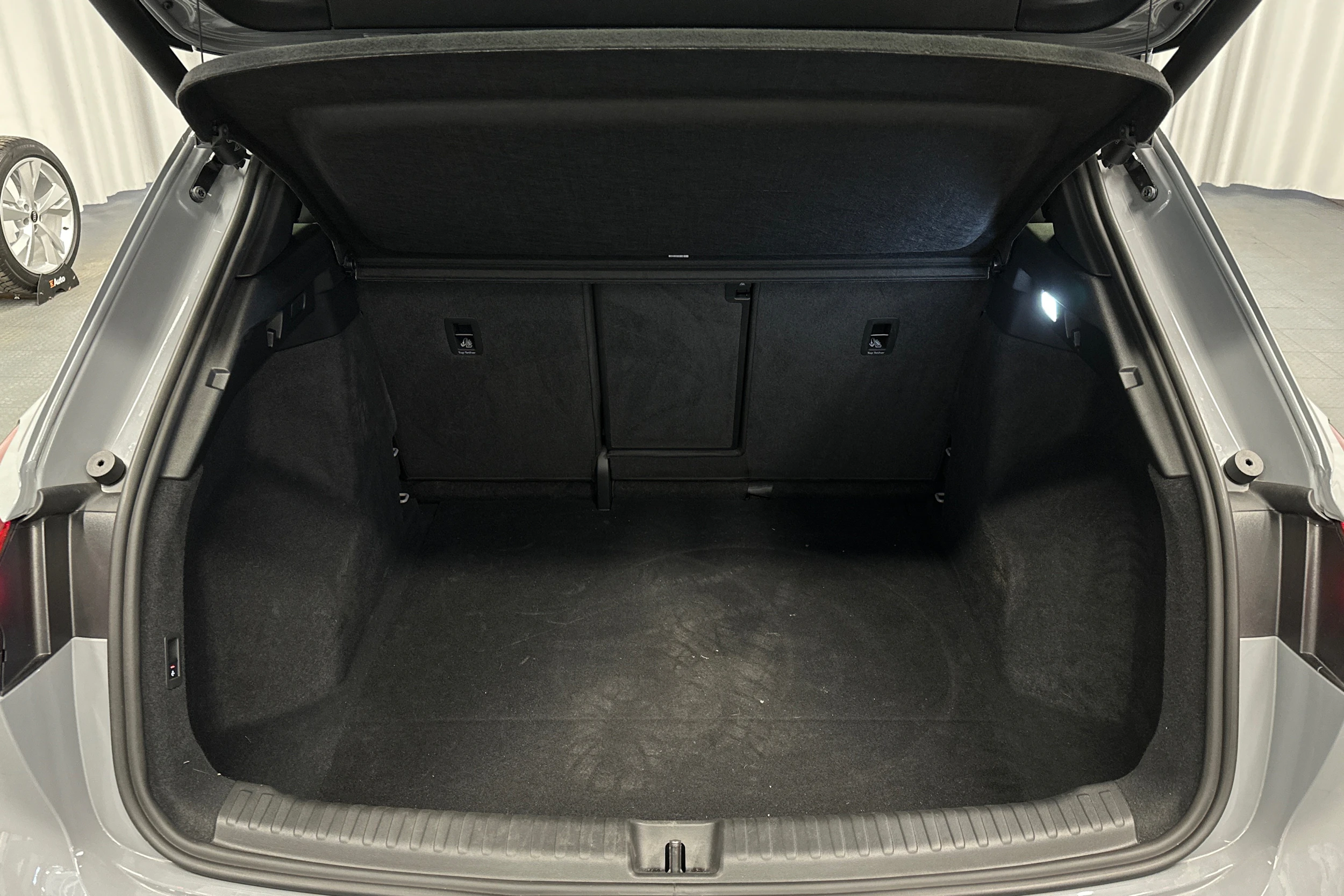 harmaa Audi Q4 e-tron 2026 kuva 11.