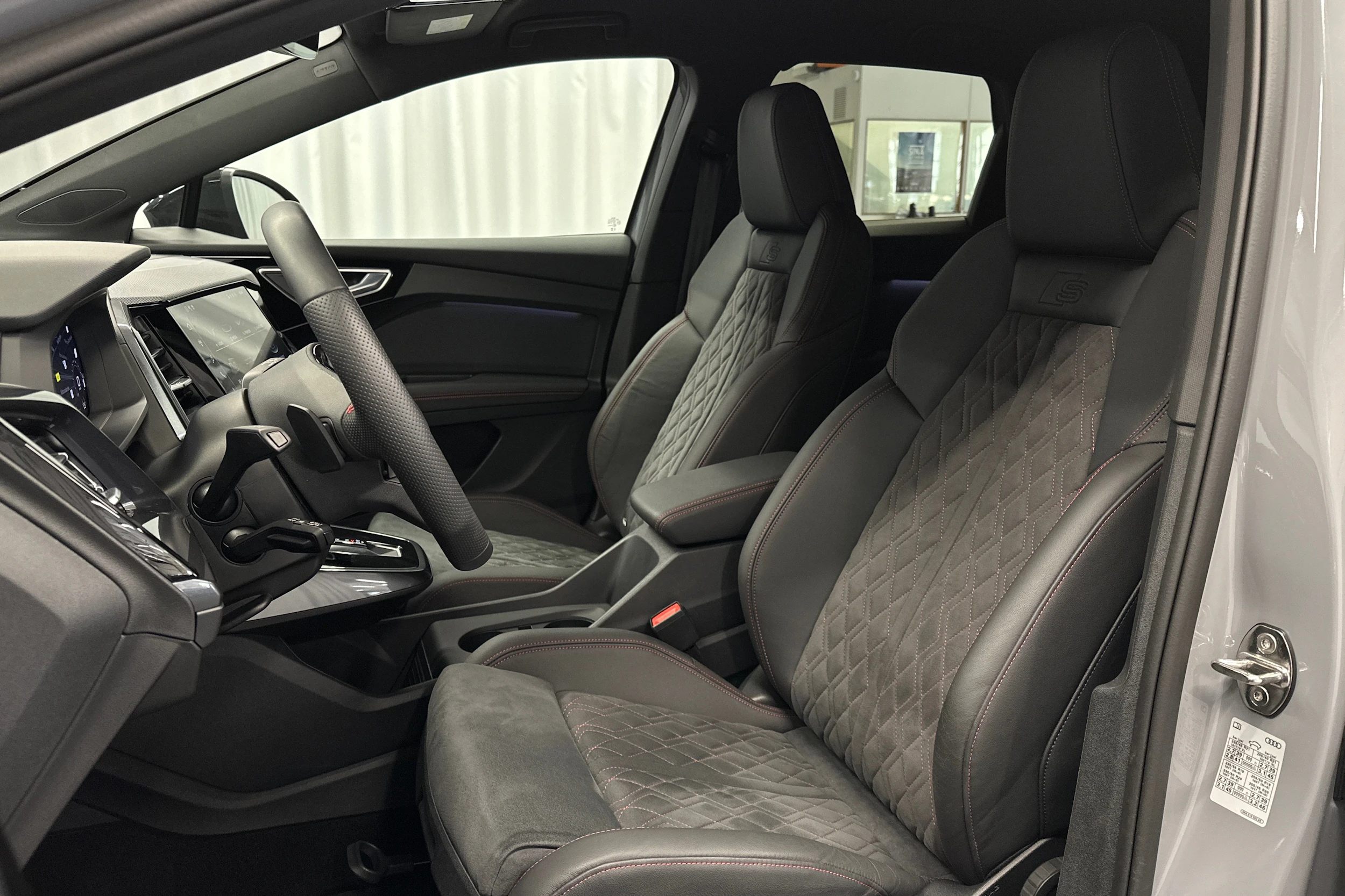 harmaa Audi Q4 e-tron 2026 kuva 15.