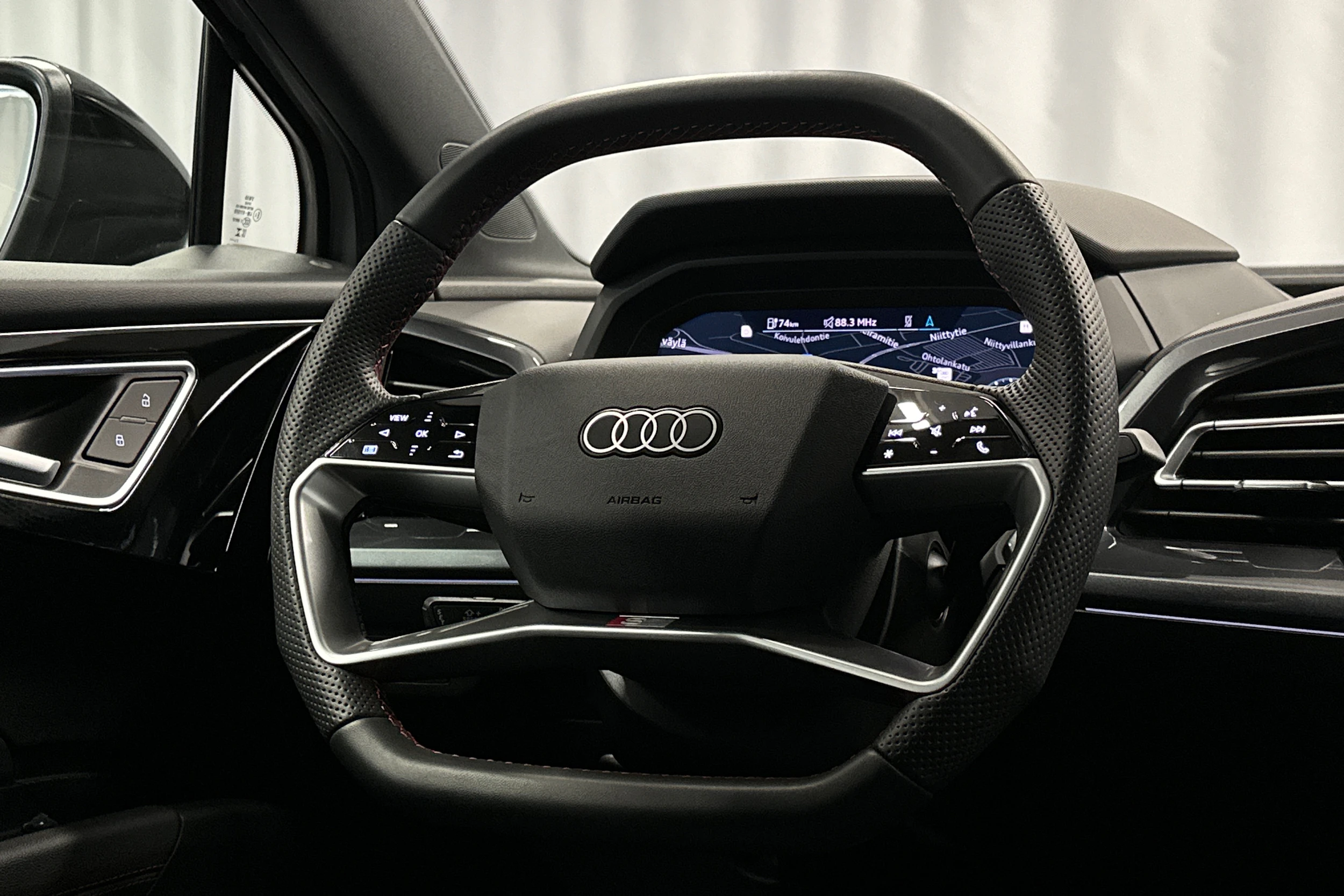 harmaa Audi Q4 e-tron 2026 kuva 16.