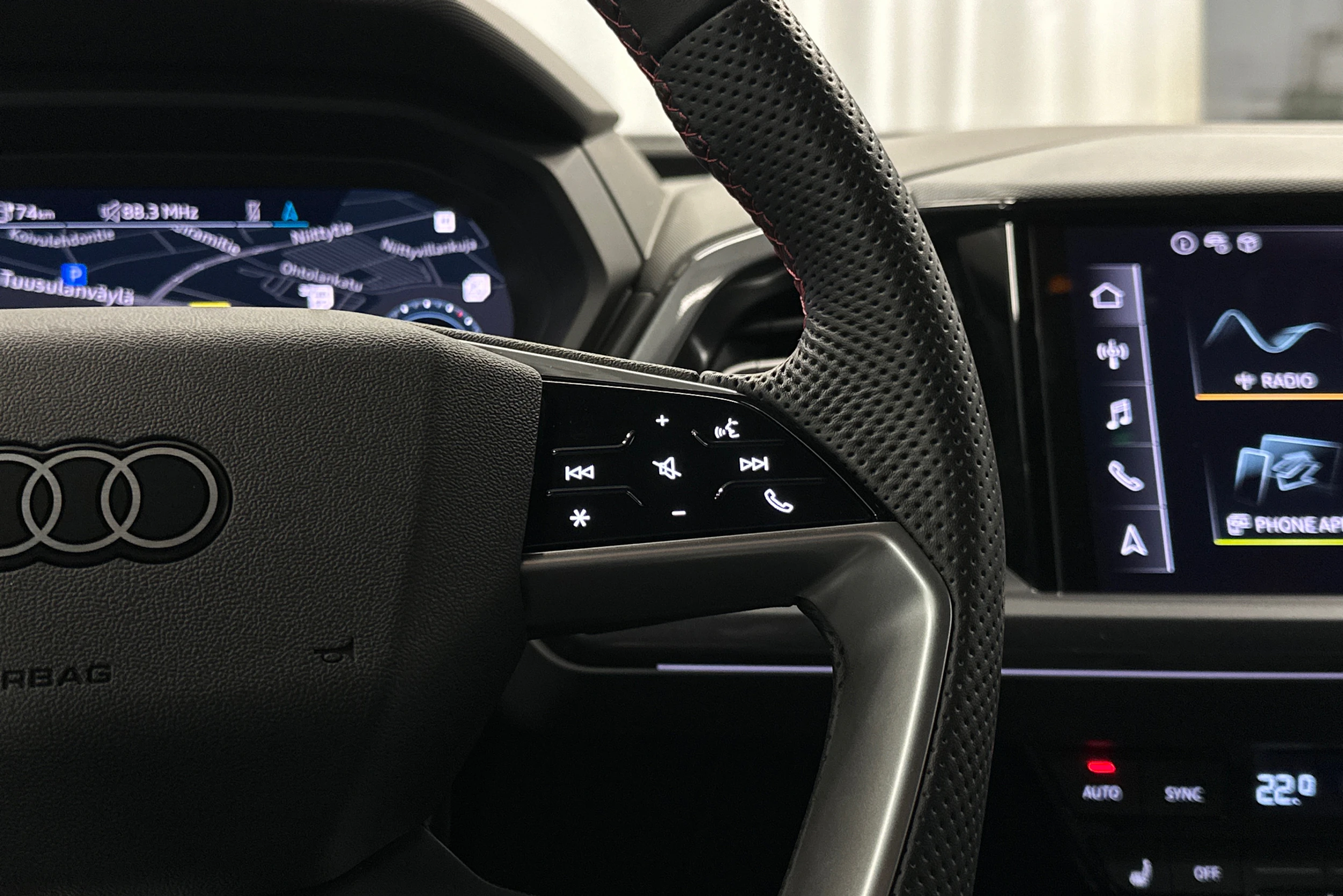 harmaa Audi Q4 e-tron 2026 kuva 18.