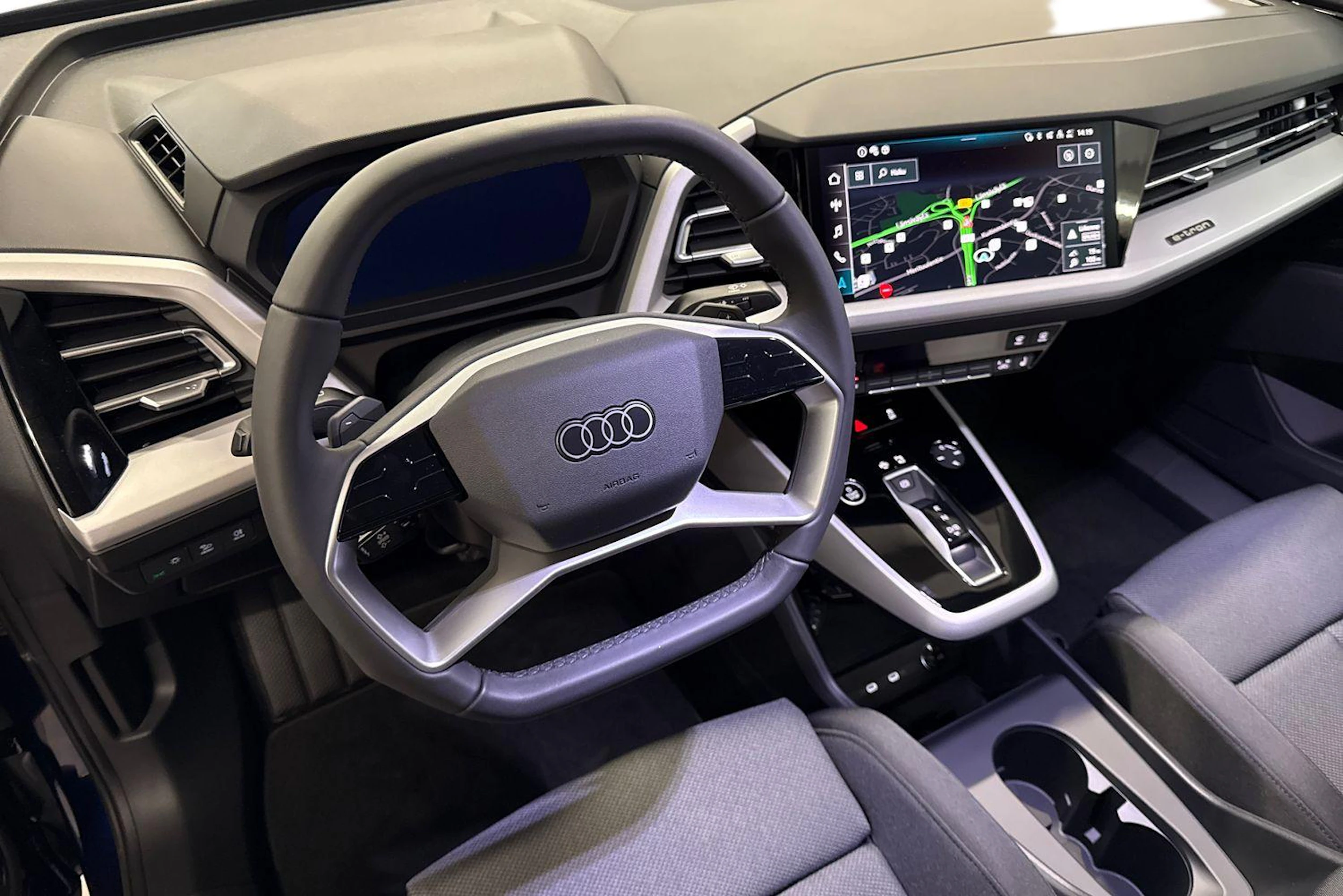 met. sininen Audi Q4 e-tron 2026 kuva 6.