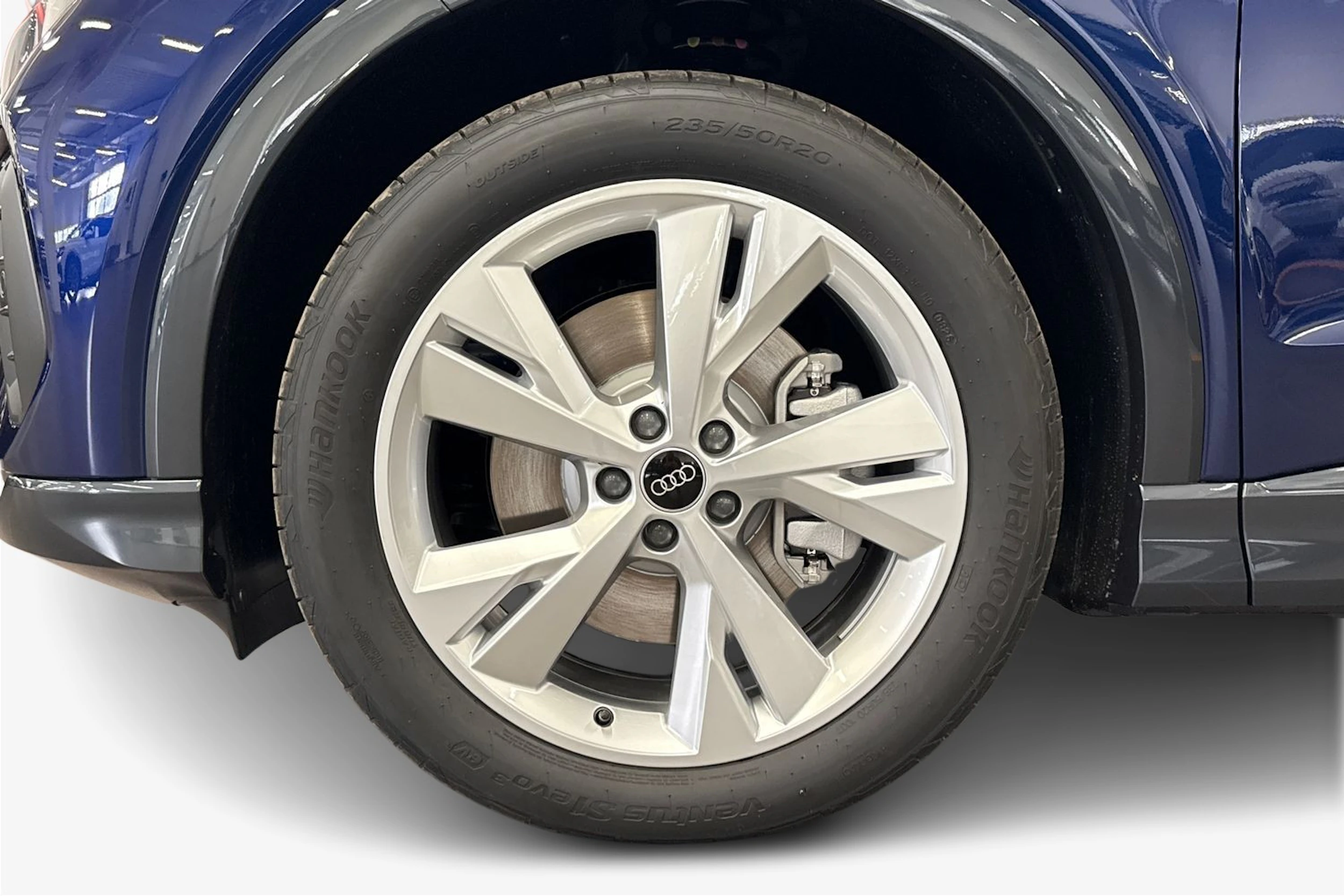 met. sininen Audi Q4 e-tron 2026 kuva 9.