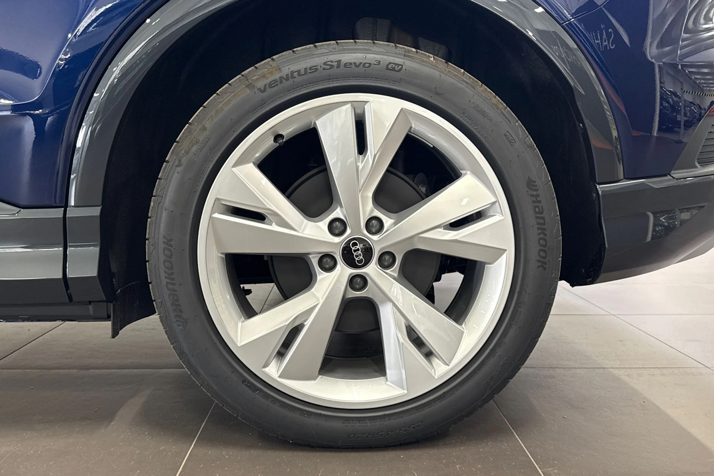 met. sininen Audi Q4 e-tron 2026 kuva 10.