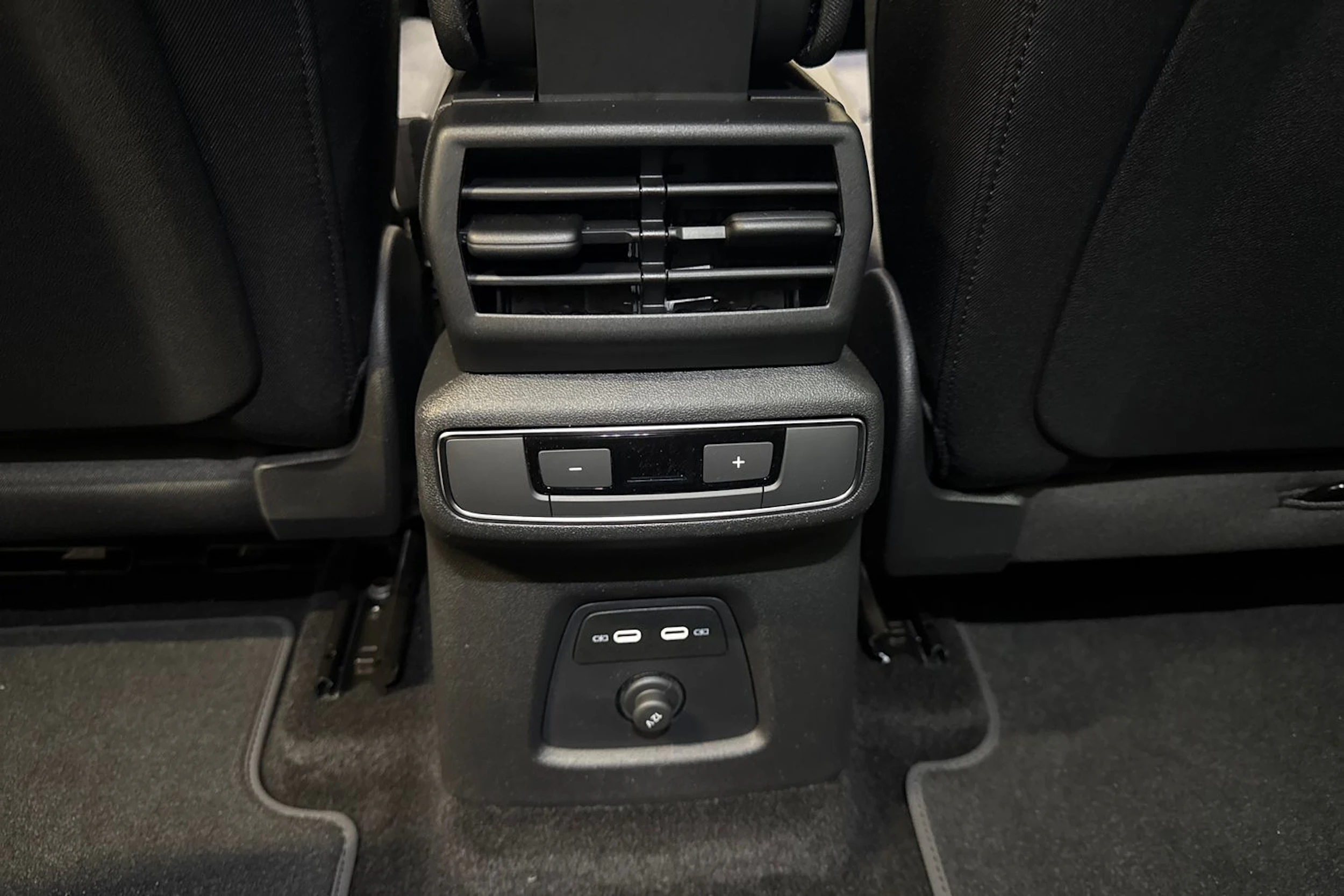 met. sininen Audi Q4 e-tron 2026 kuva 14.