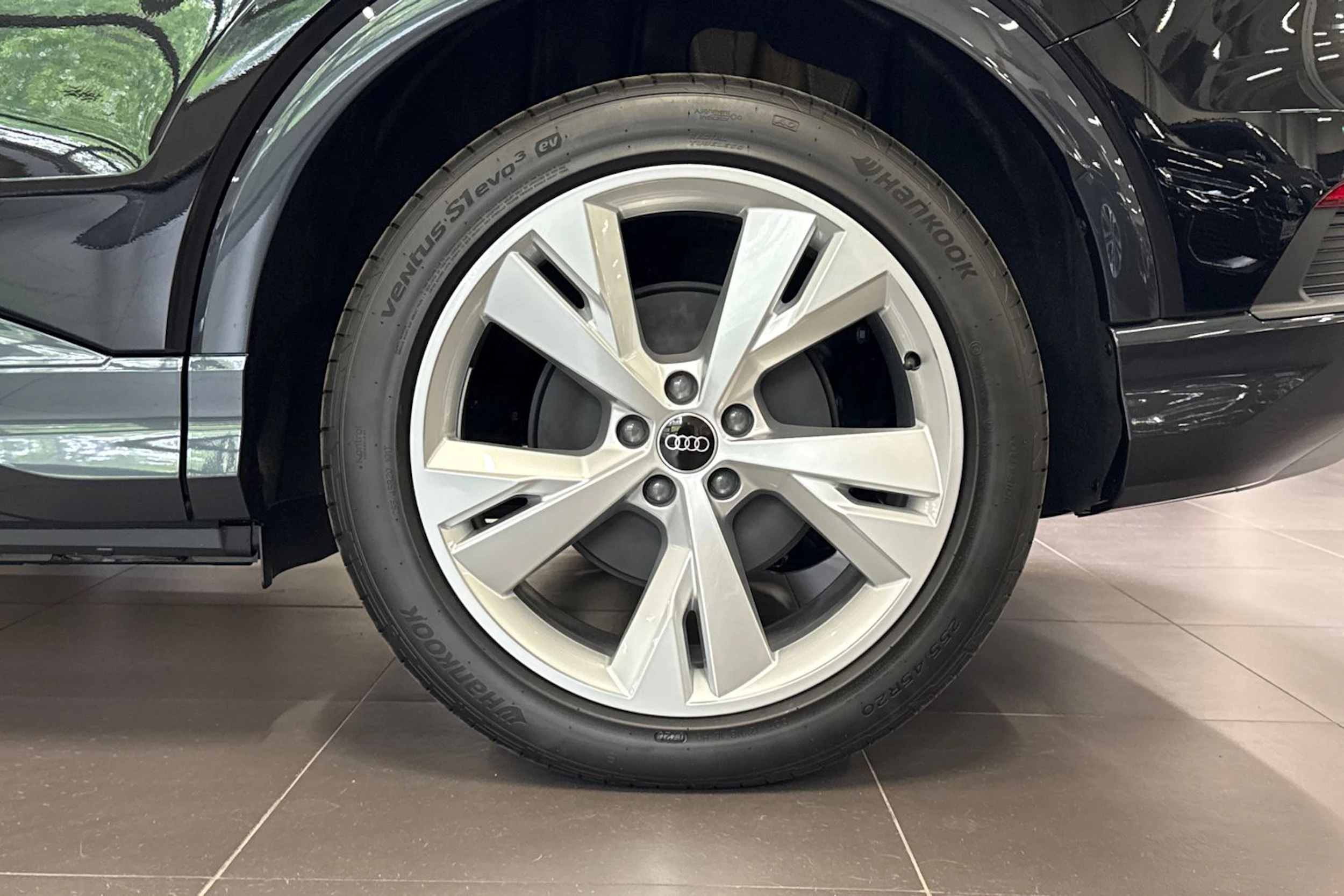 met. musta Audi Q4 e-tron 2026 kuva 10.