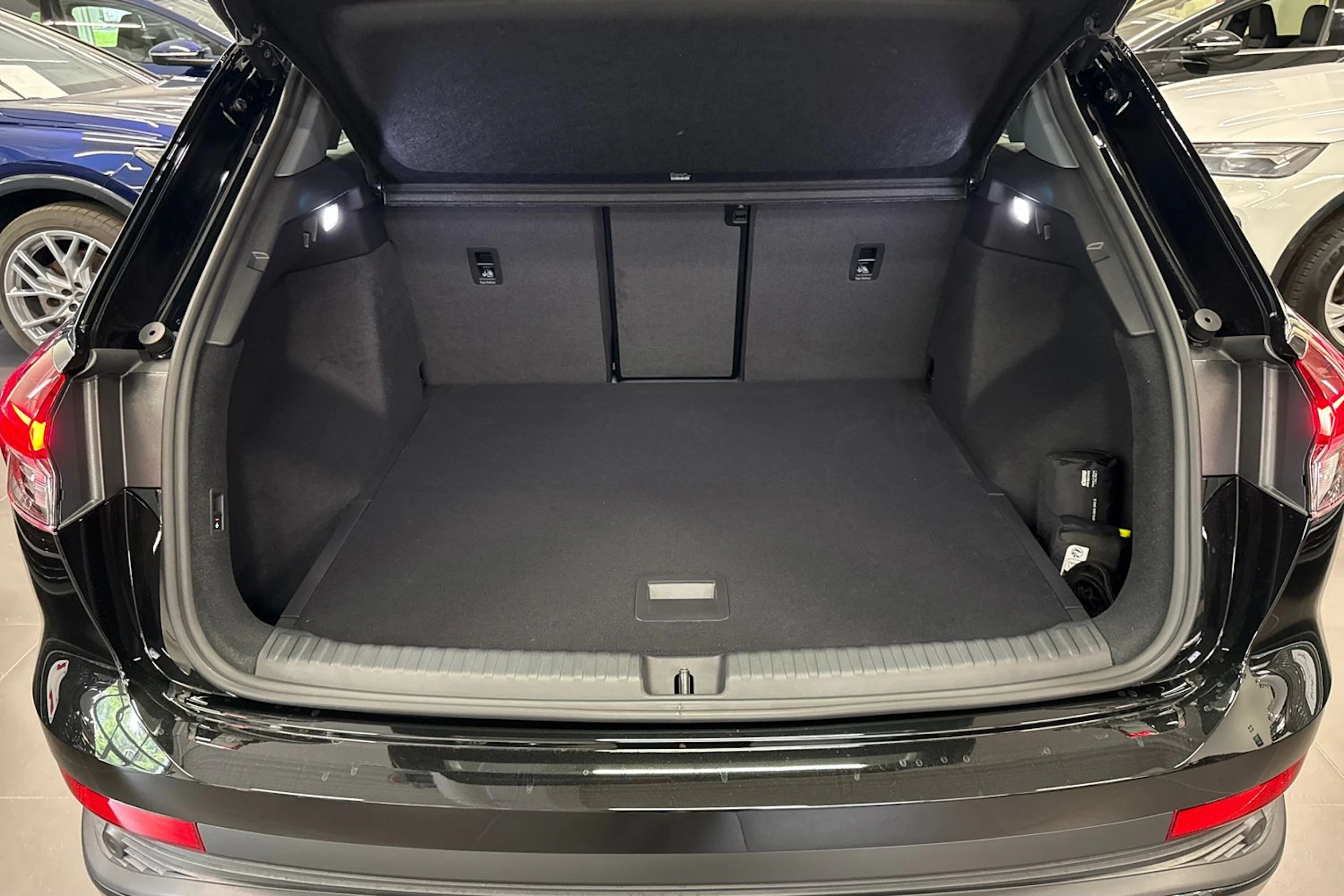 met. musta Audi Q4 e-tron 2026 kuva 11.