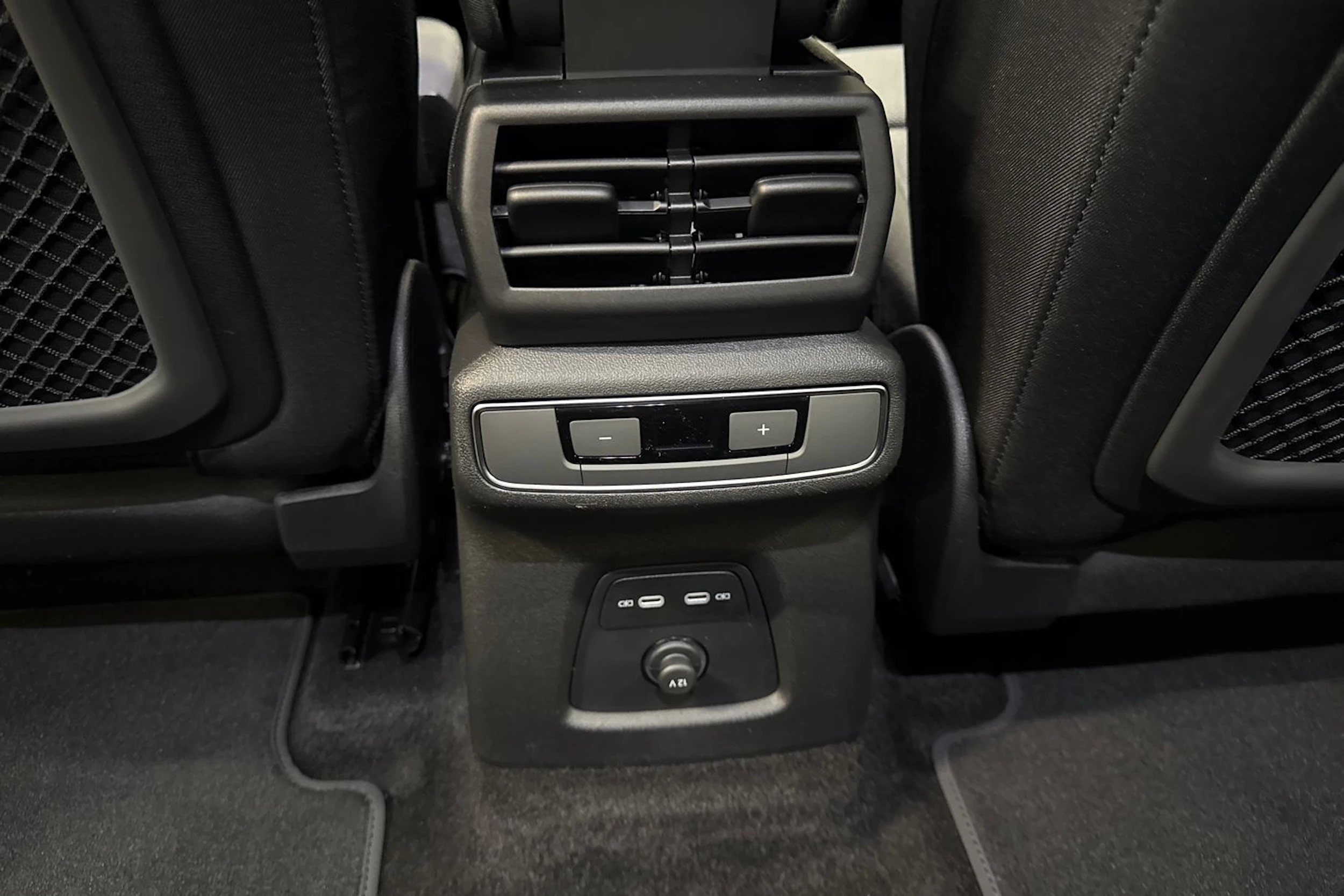 met. musta Audi Q4 e-tron 2026 kuva 15.