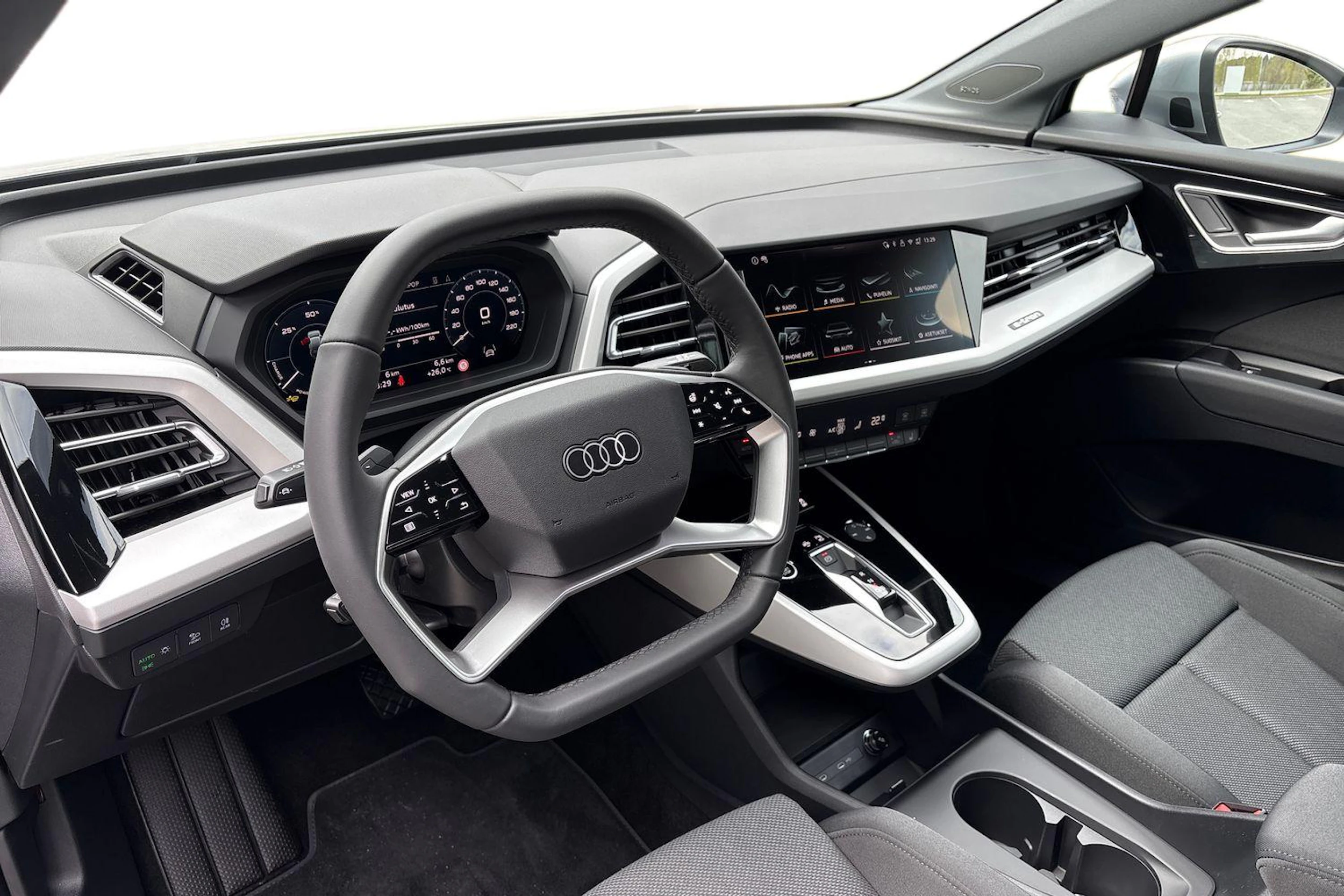 harmaa Audi Q4 e-tron 2026 kuva 6.