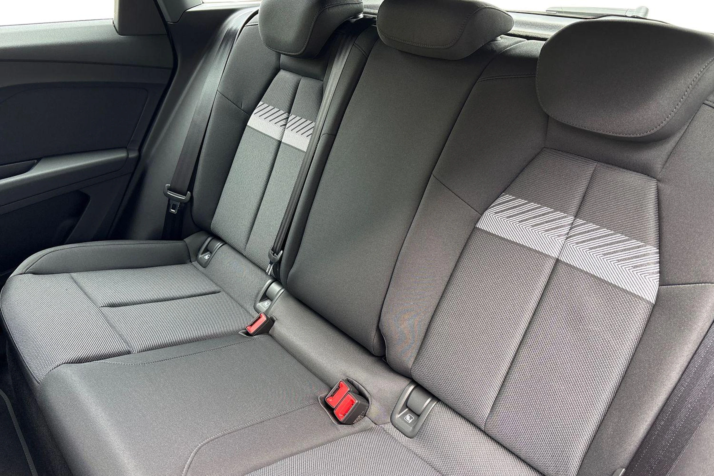 harmaa Audi Q4 e-tron 2026 kuva 8.