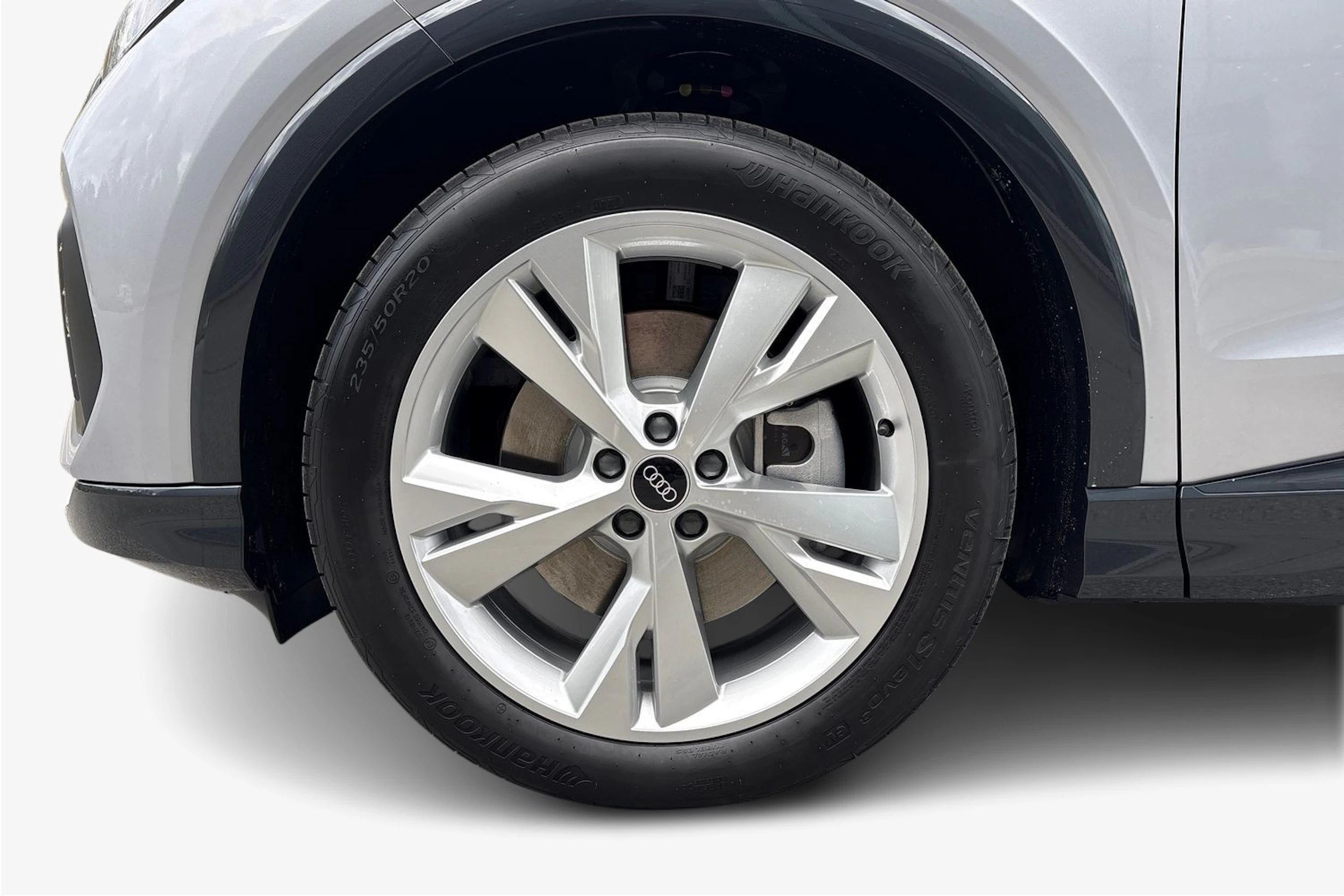 harmaa Audi Q4 e-tron 2026 kuva 9.