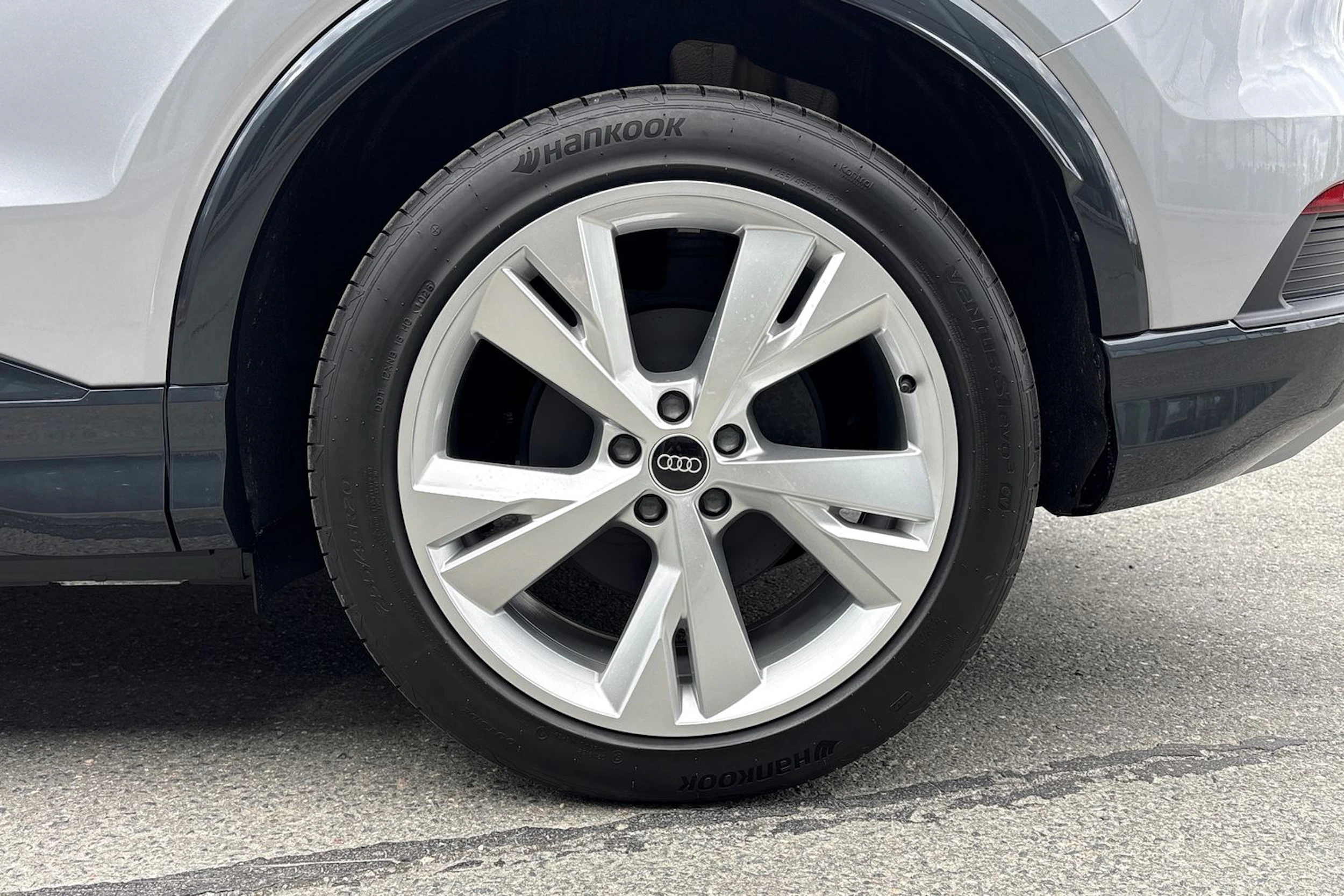 harmaa Audi Q4 e-tron 2026 kuva 10.
