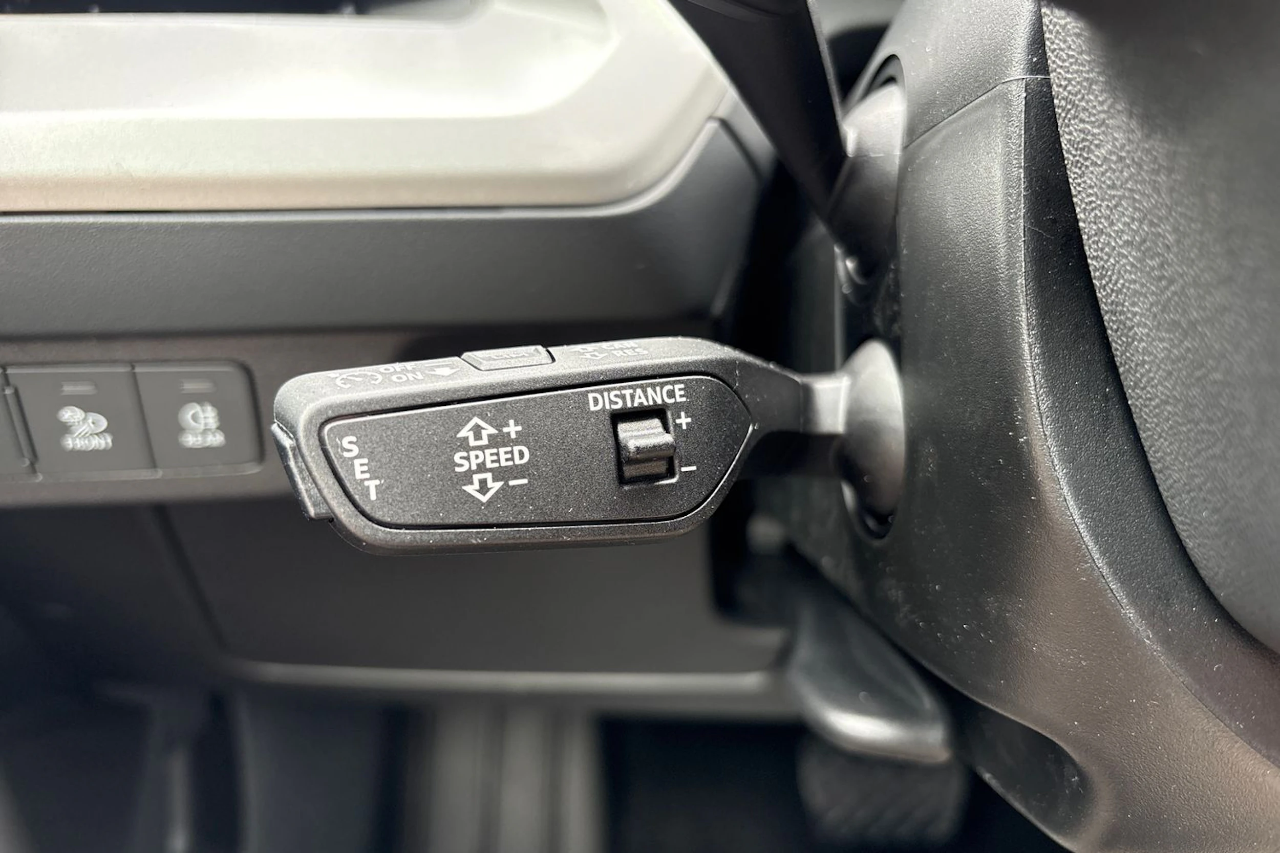harmaa Audi Q4 e-tron 2026 kuva 17.