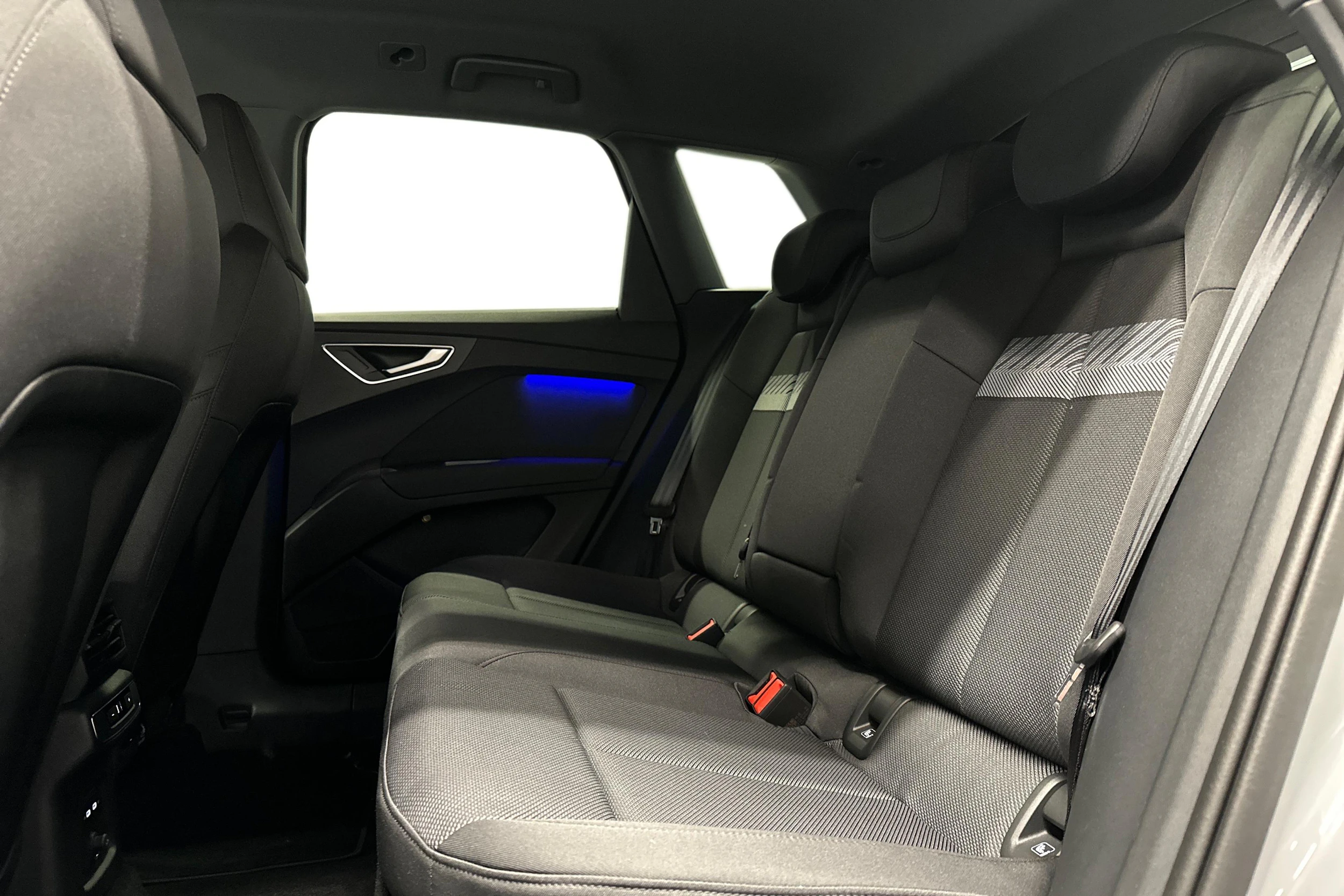 harmaa Audi Q4 e-tron 2026 kuva 8.