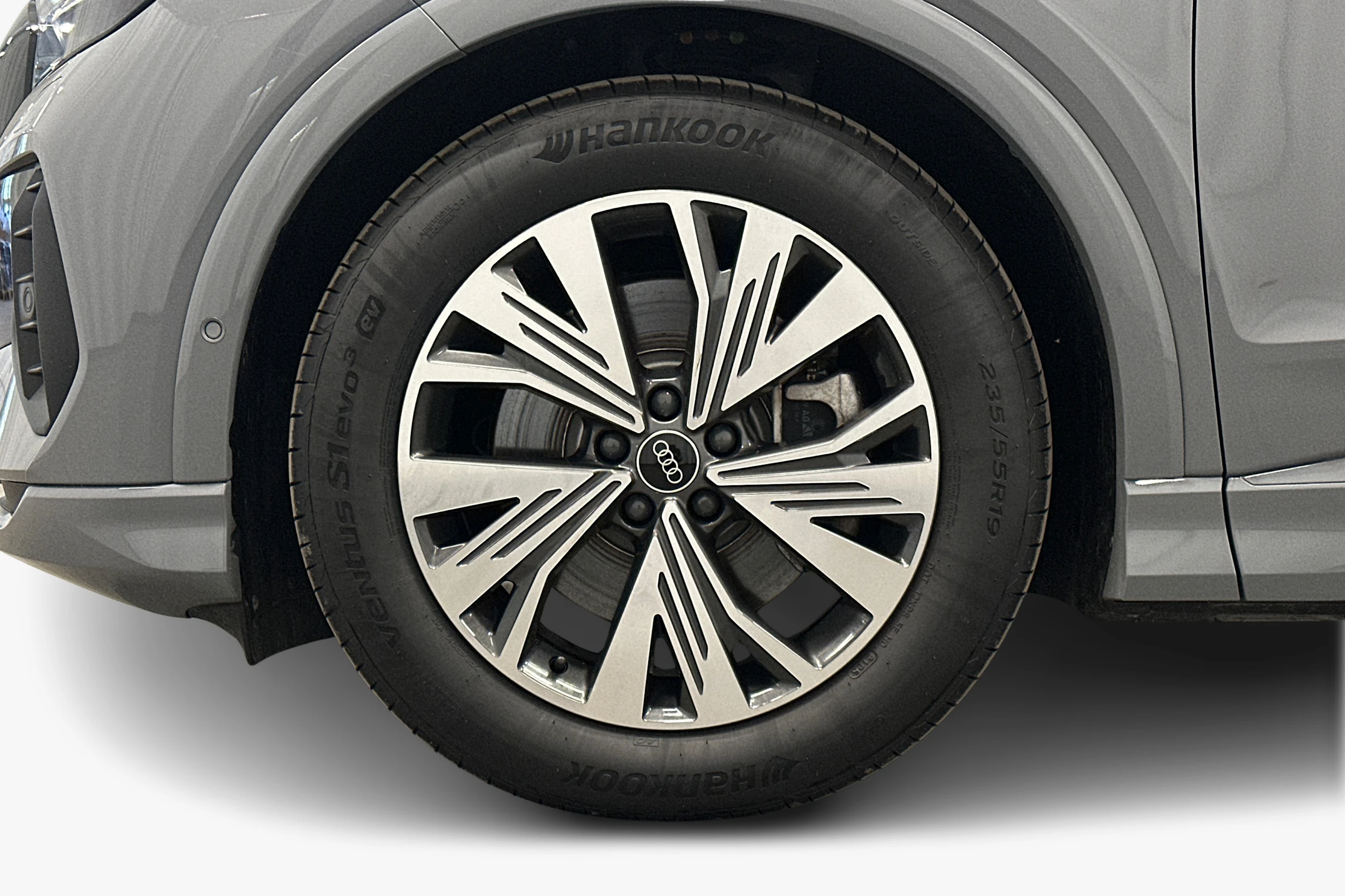 harmaa Audi Q4 e-tron 2026 kuva 9.