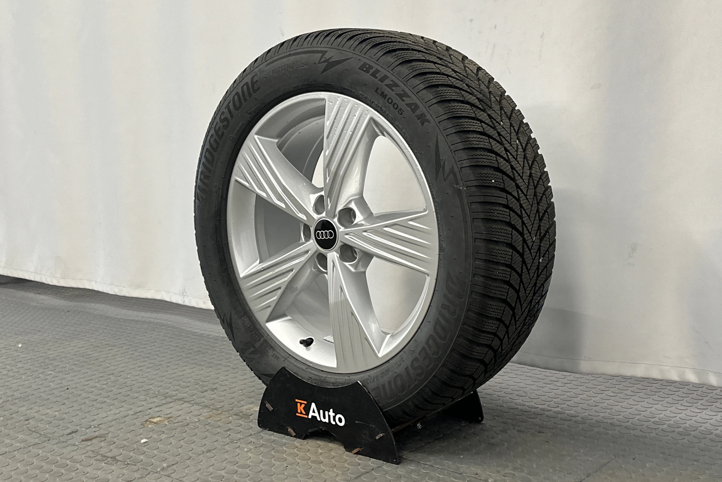 harmaa Audi Q4 e-tron 2026 kuva 10.