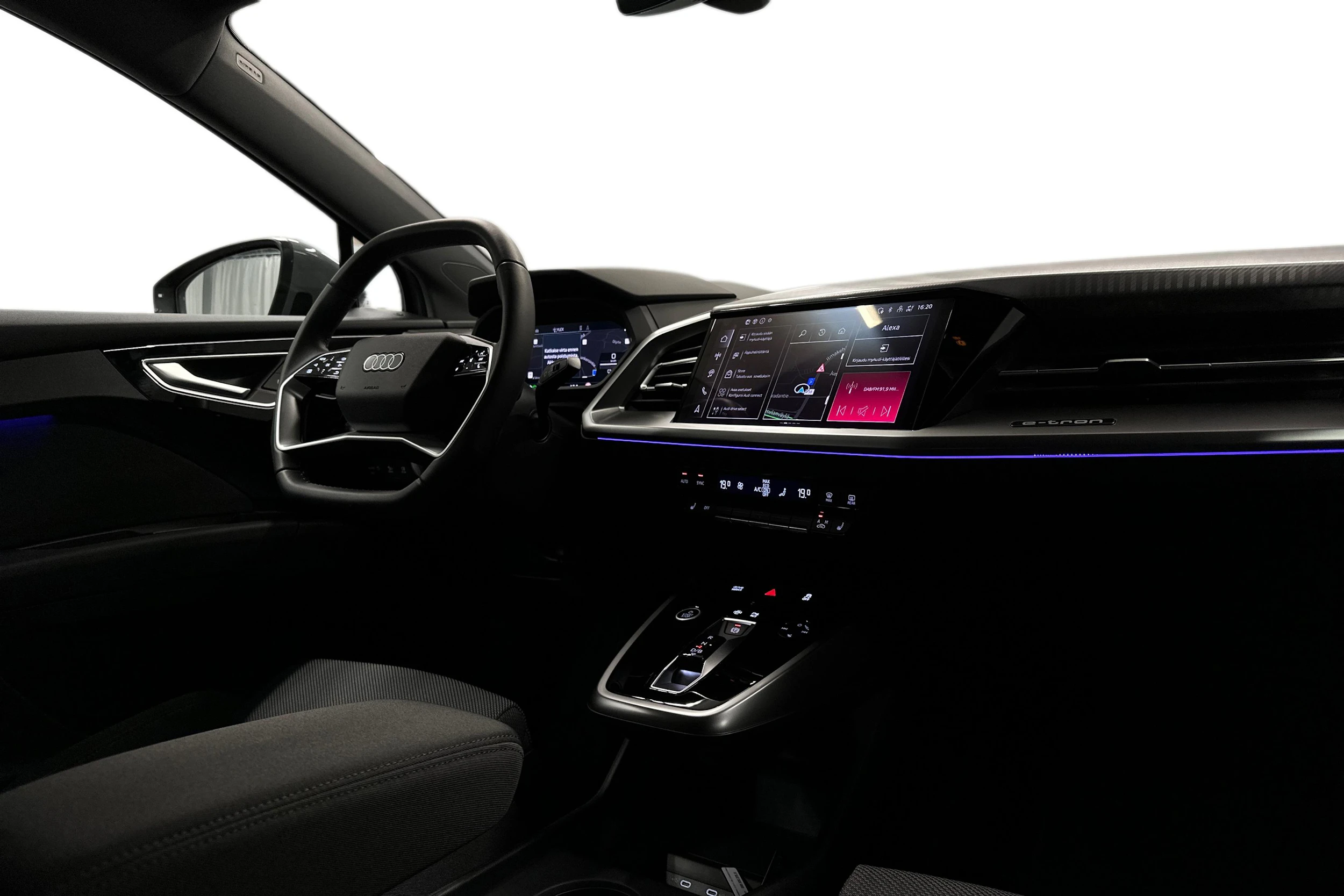 harmaa Audi Q4 e-tron 2026 kuva 7.