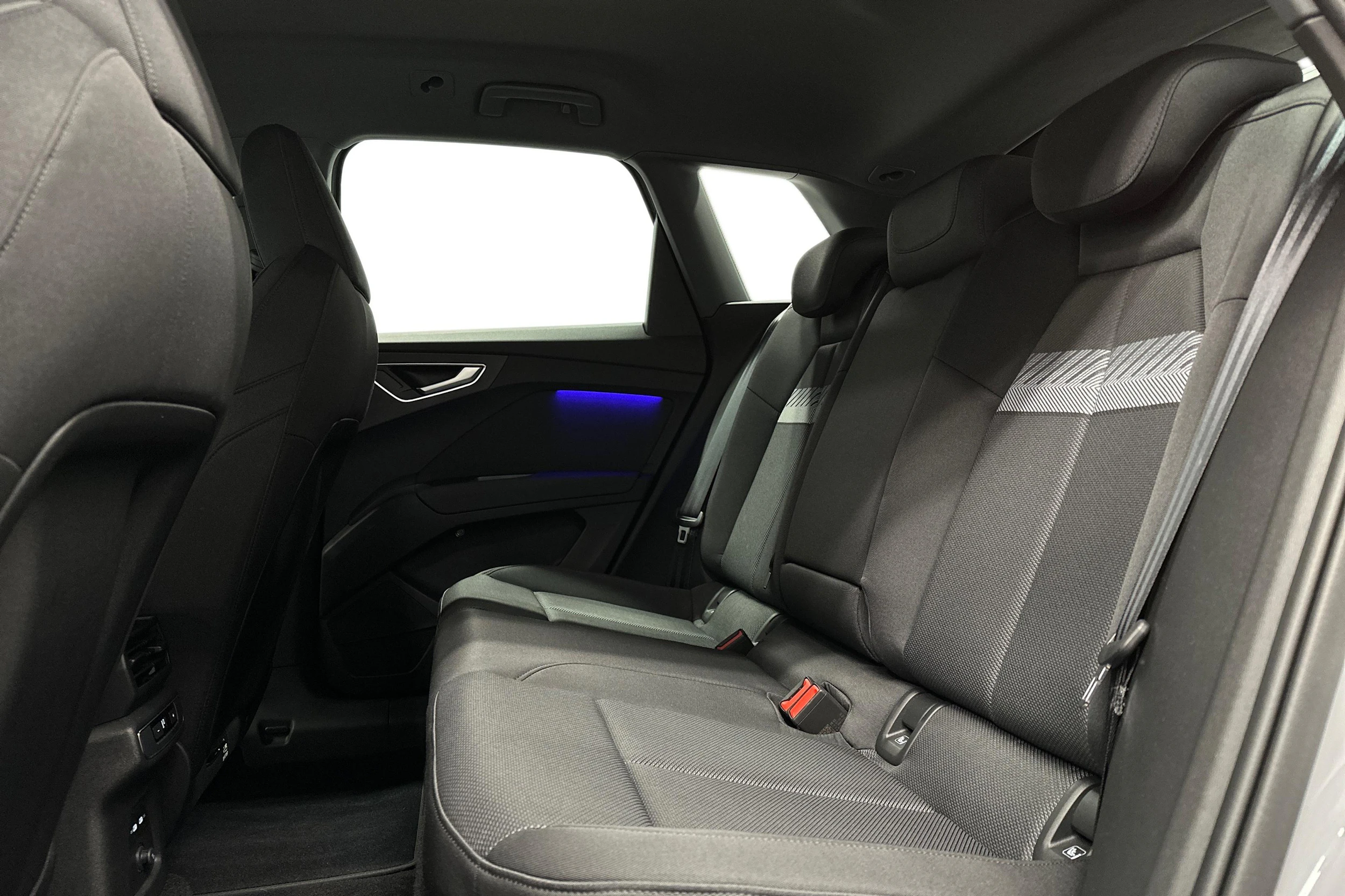 harmaa Audi Q4 e-tron 2026 kuva 8.