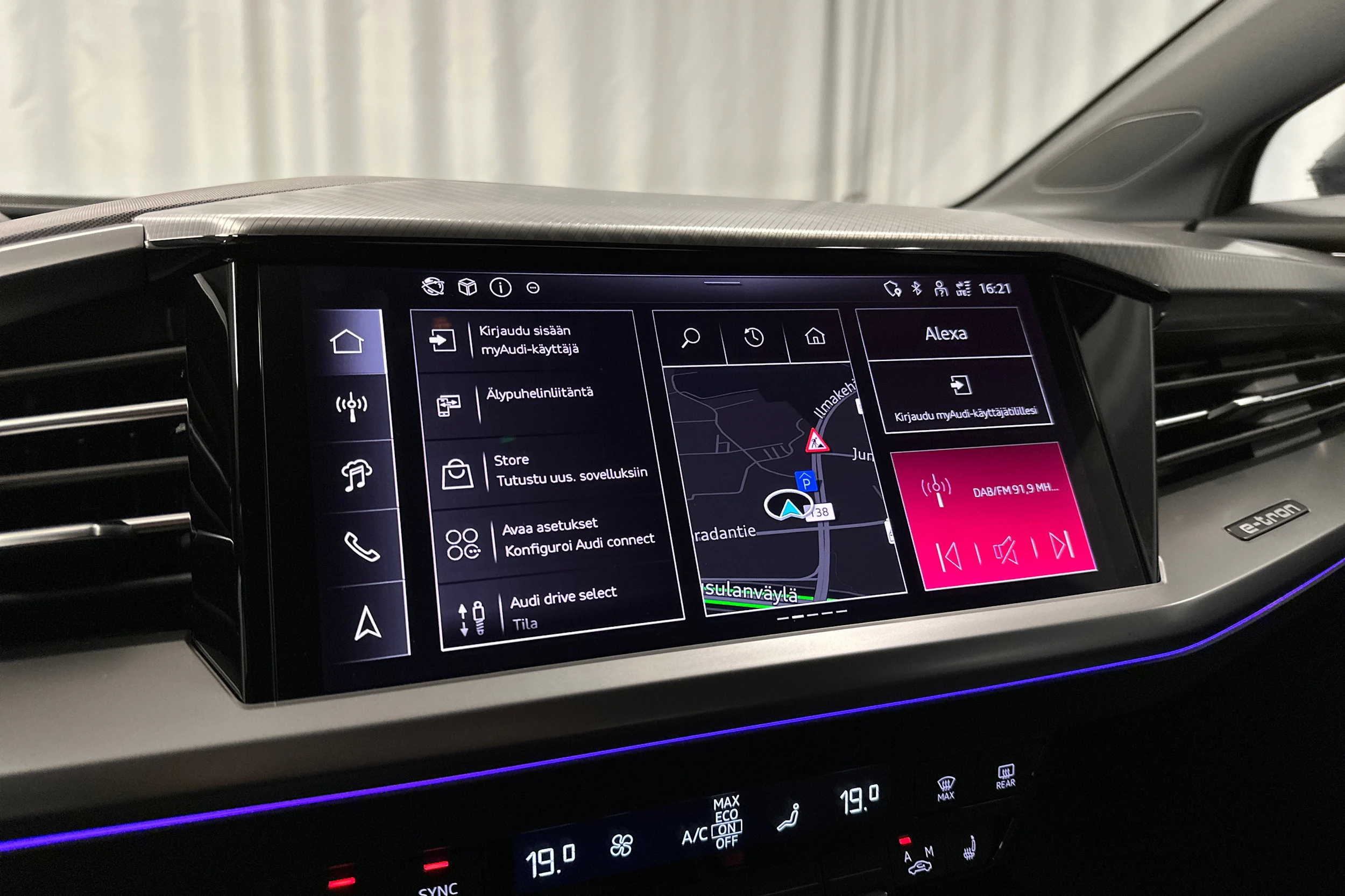 harmaa Audi Q4 e-tron 2026 kuva 14.