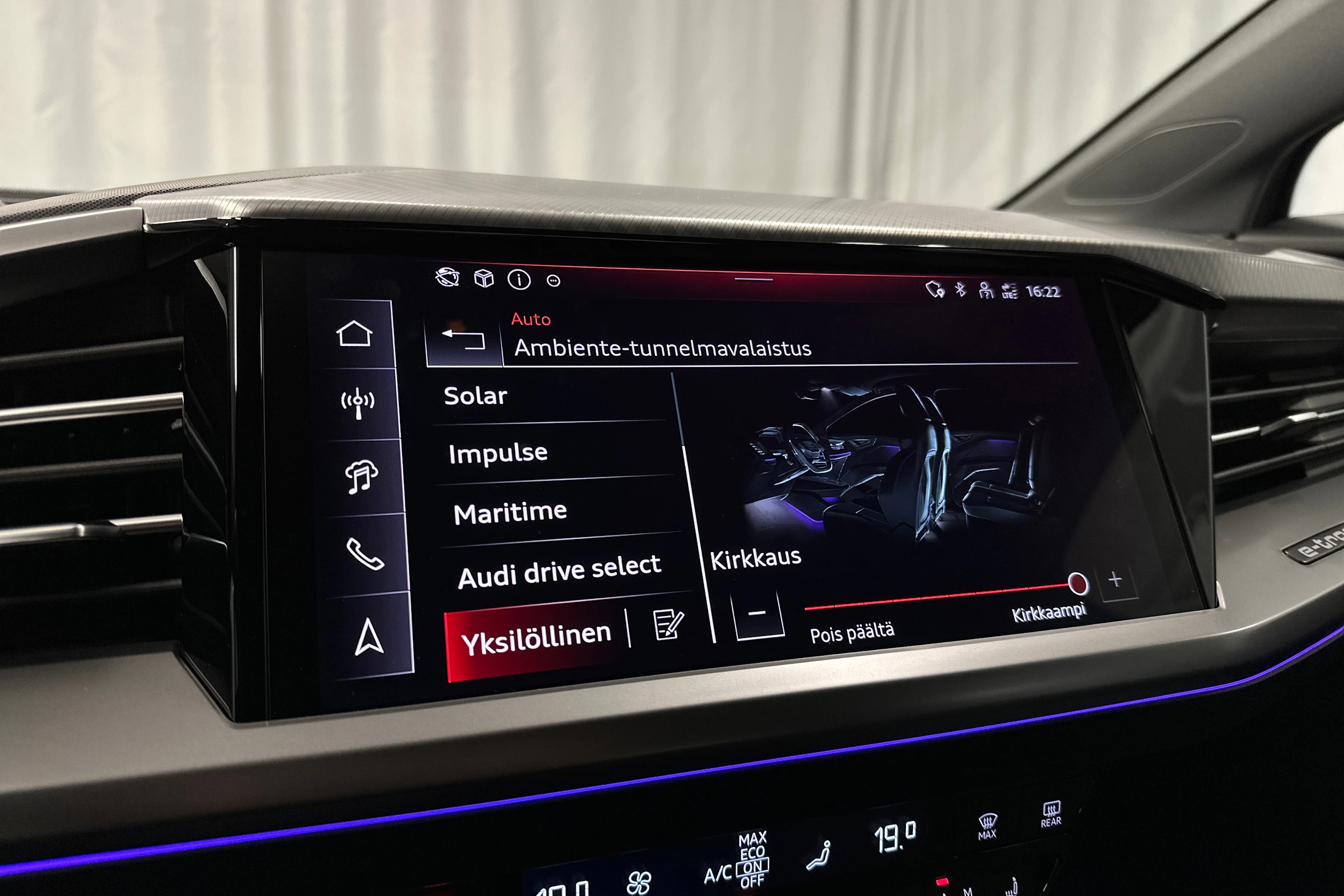 harmaa Audi Q4 e-tron 2026 kuva 19.