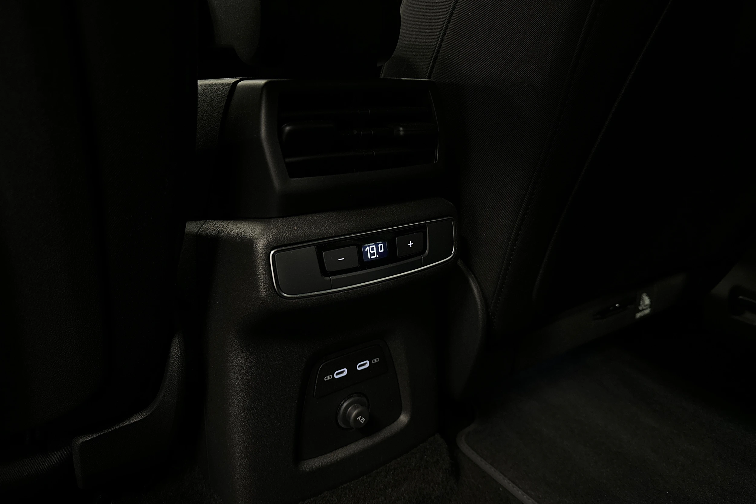 harmaa Audi Q4 e-tron 2026 kuva 28.