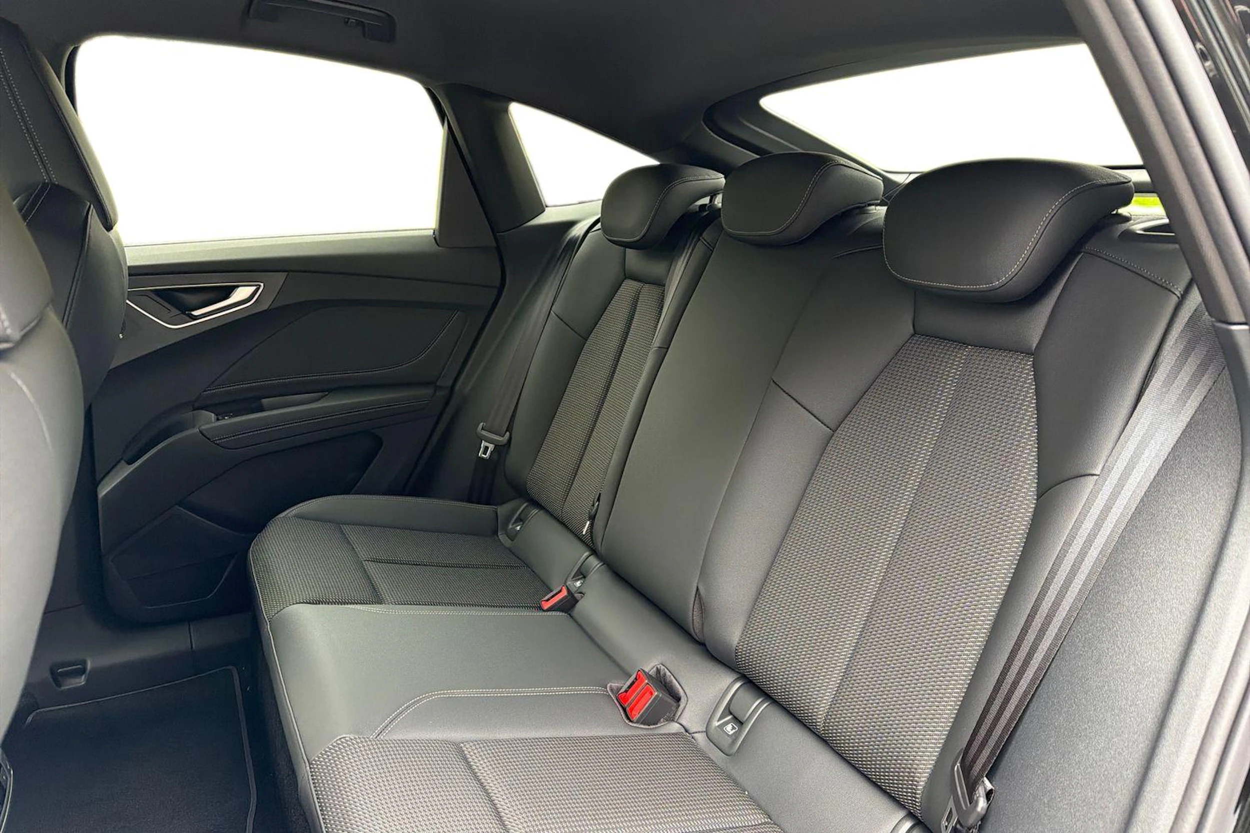 musta Audi Q4 e-tron 2026 kuva 8.