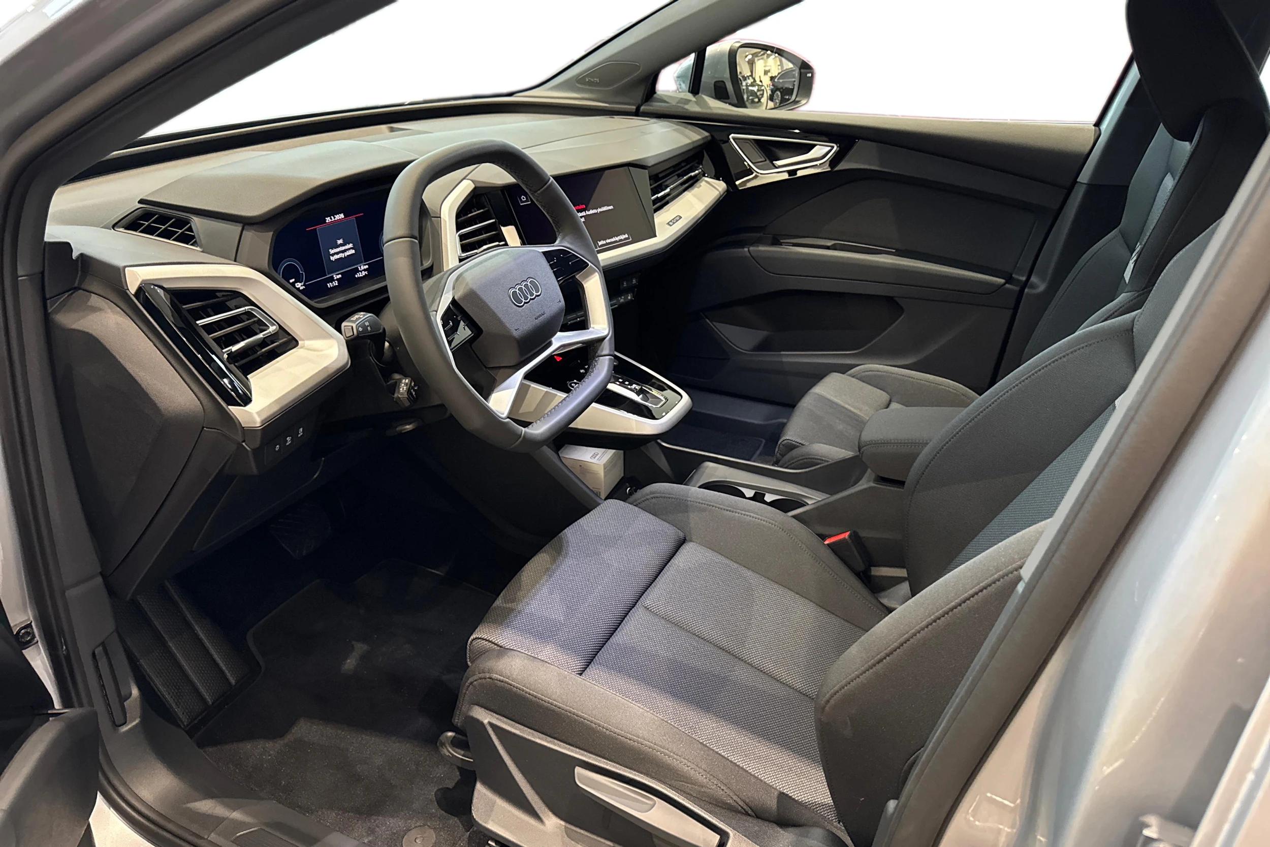 harmaa Audi Q4 e-tron 2026 kuva 6.