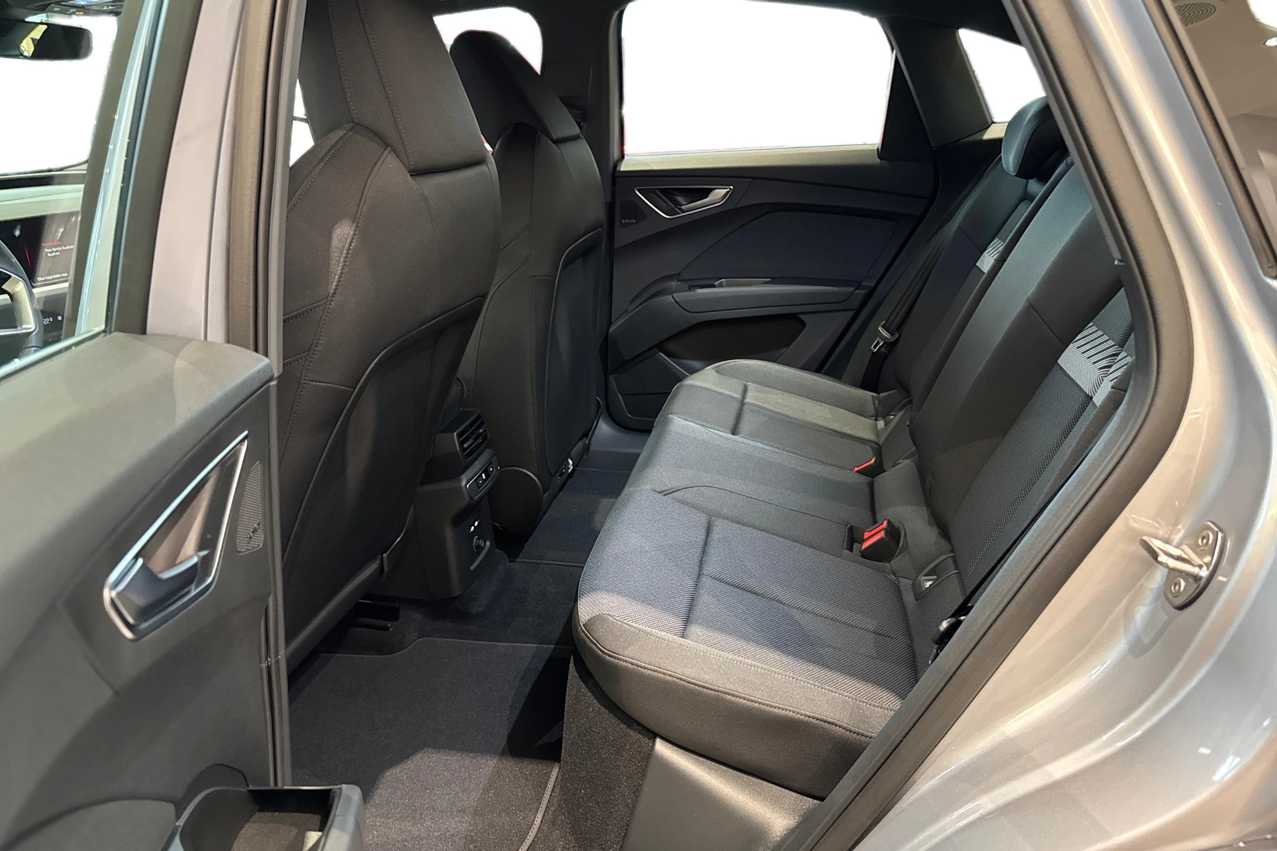 harmaa Audi Q4 e-tron 2026 kuva 8.