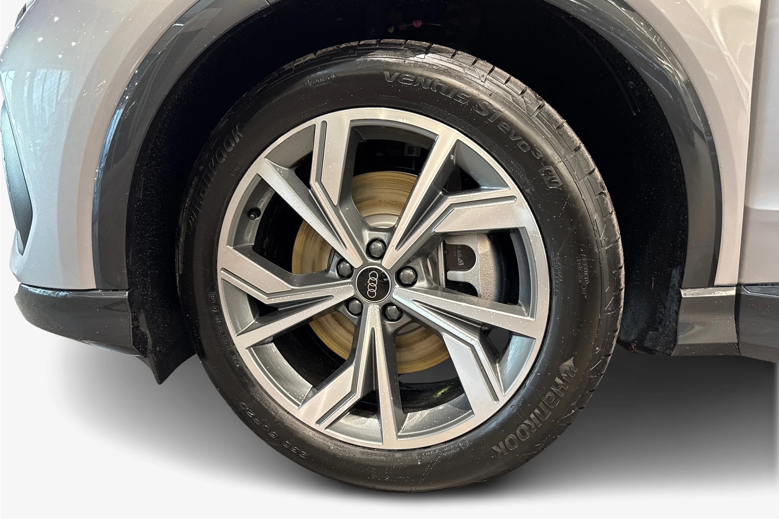 harmaa Audi Q4 e-tron 2026 kuva 9.