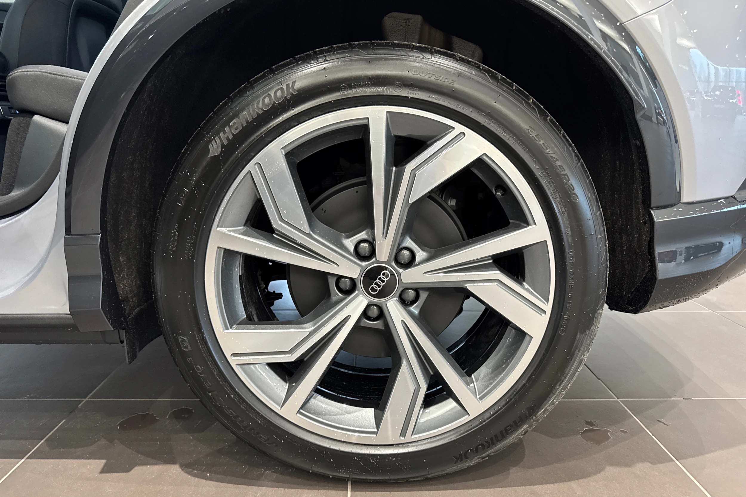 harmaa Audi Q4 e-tron 2026 kuva 10.