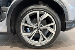 harmaa Audi Q4 e-tron 2026 kuva 10.