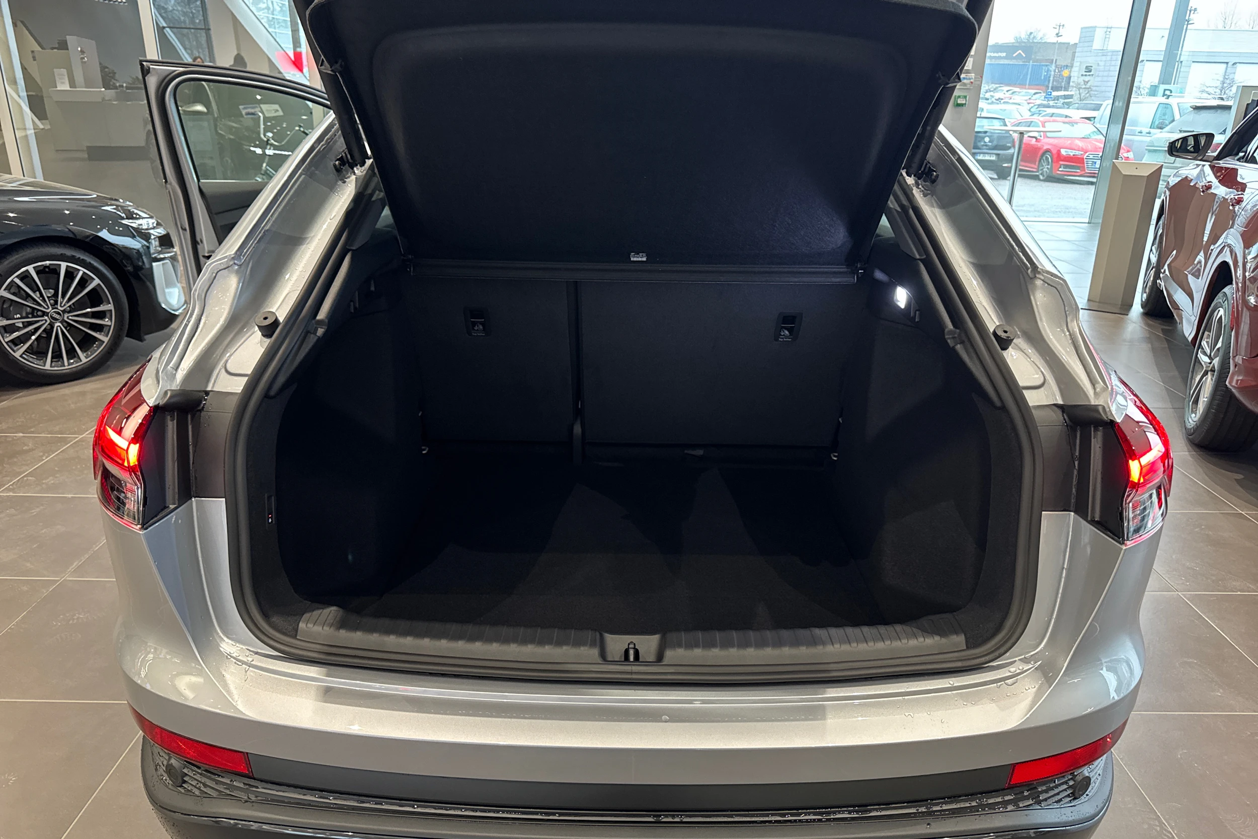 harmaa Audi Q4 e-tron 2026 kuva 14.