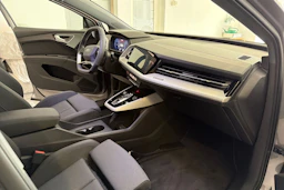 harmaa Audi Q4 e-tron 2026 kuva 14.