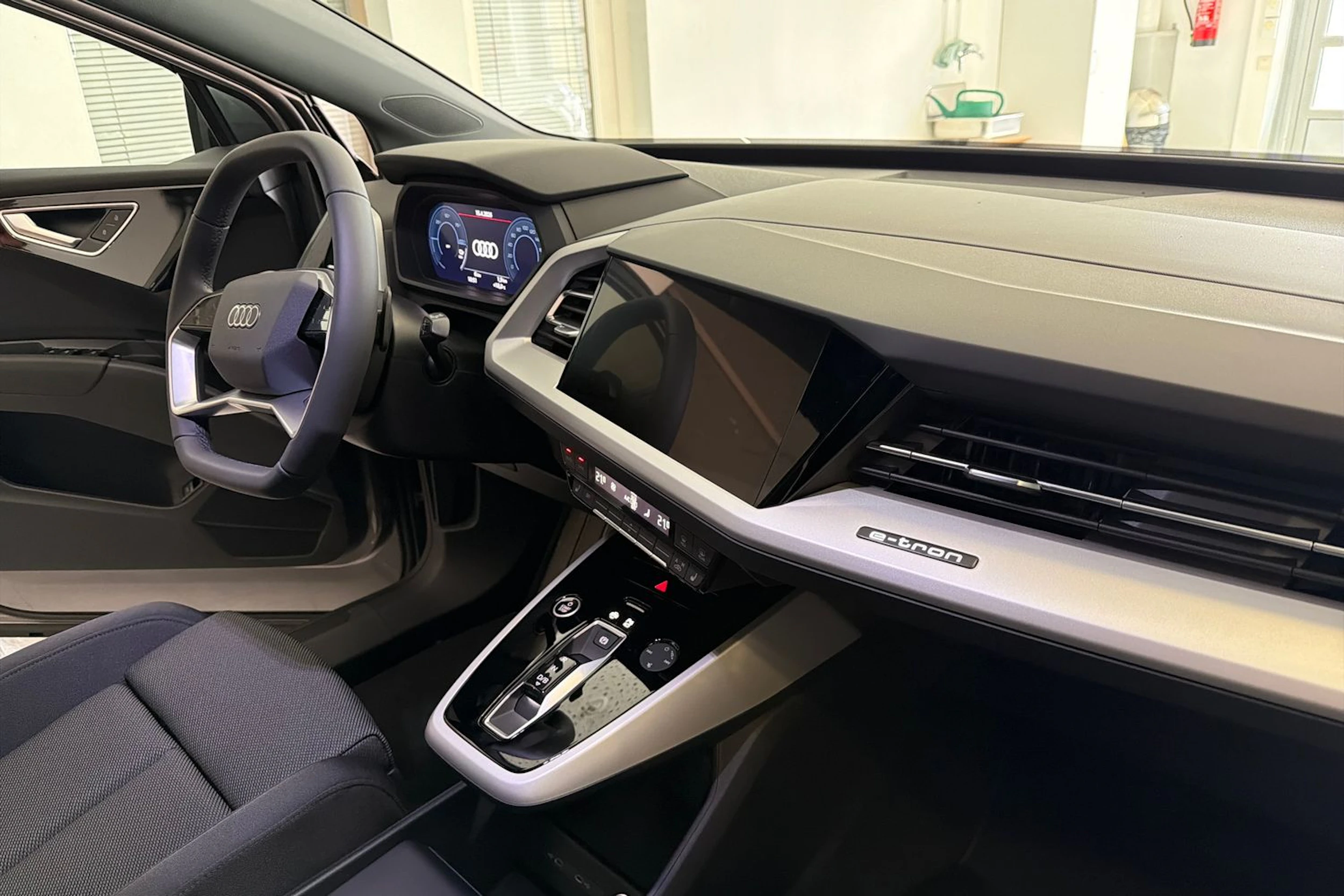 harmaa Audi Q4 e-tron 2026 kuva 15.