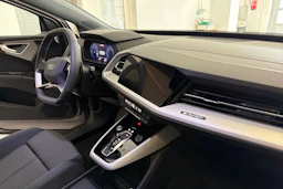 harmaa Audi Q4 e-tron 2026 kuva 15.