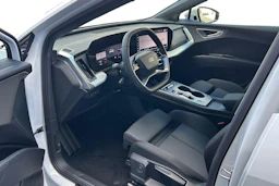 valkoinen Audi Q4 e-tron 2026 kuva 6.