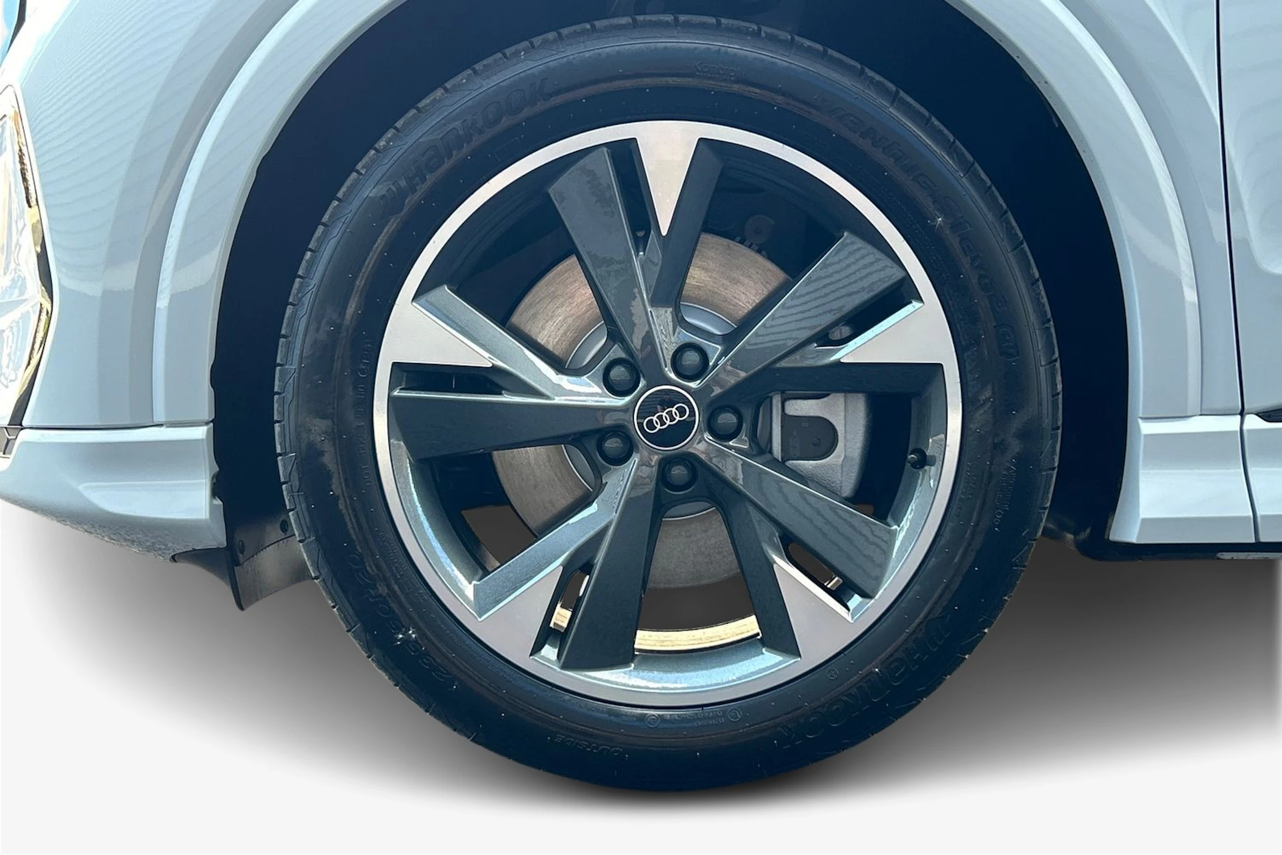 valkoinen Audi Q4 e-tron 2026 kuva 9.