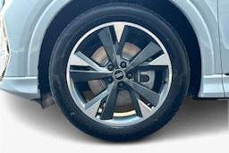 valkoinen Audi Q4 e-tron 2026 kuva 9.